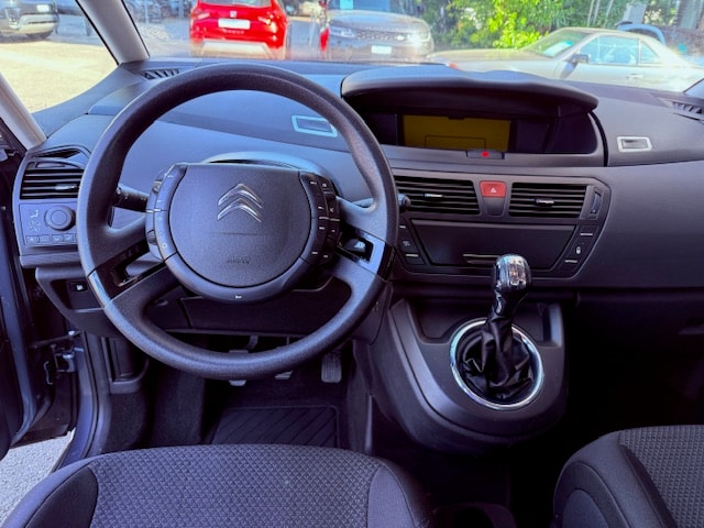 CITROEN C4 Picasso 1.6i 16V Attraction-image-9