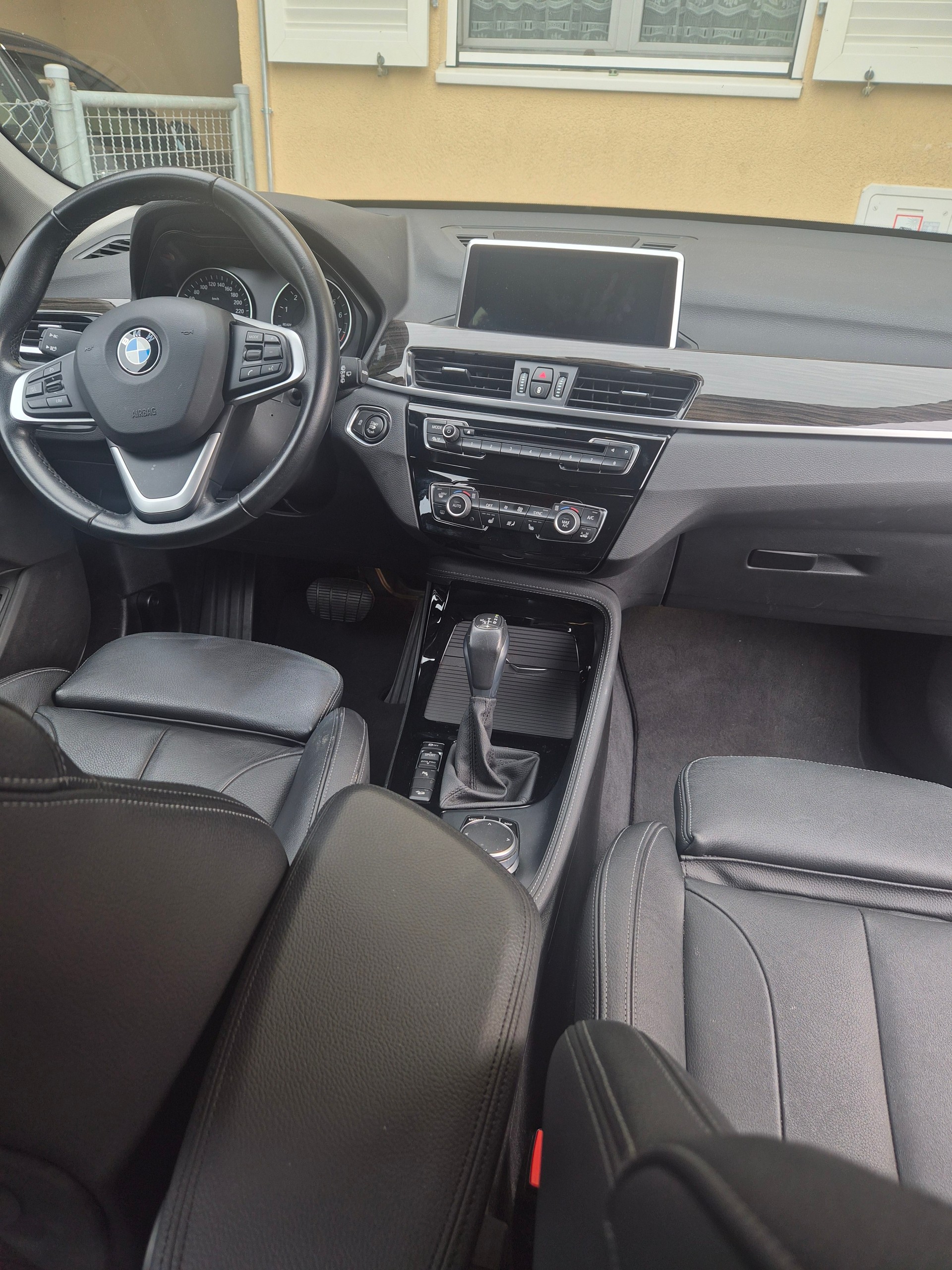 BMW 20i xDrive-image-1