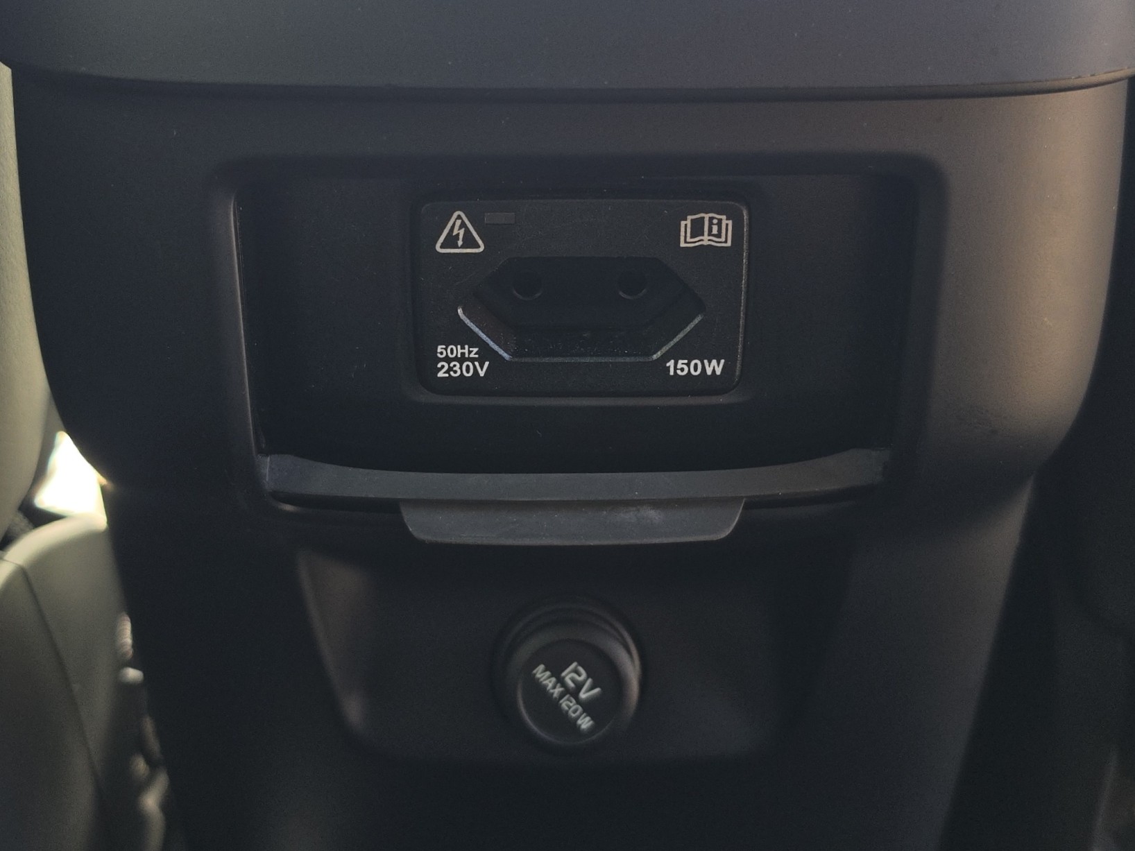 VOLVO XC60 2.0 B5 MH Inscription AWD-image-18
