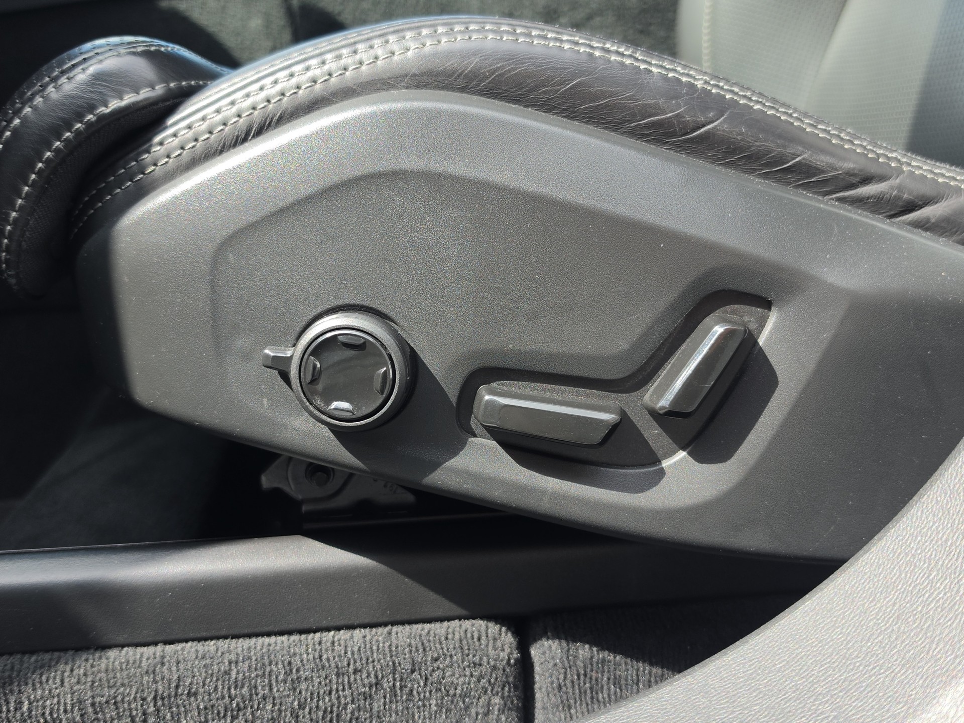 VOLVO XC60 2.0 B5 MH Inscription AWD-image-17