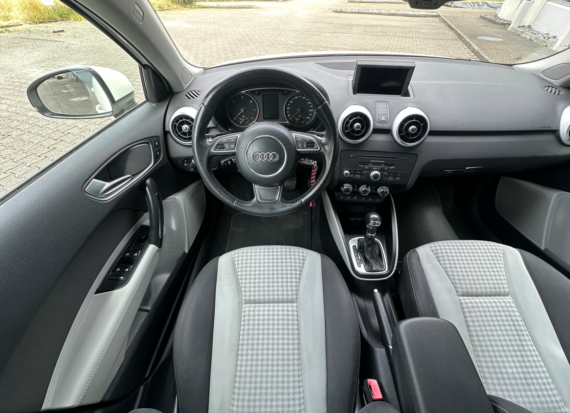 AUDI A1 Sportback 1.6 TDI Attraction DSG-image-9