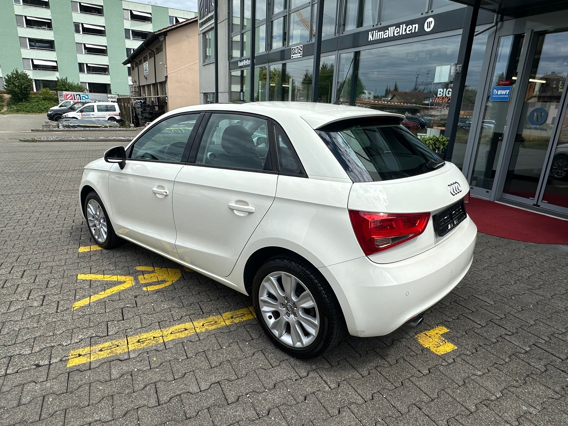 AUDI A1 Sportback 1.6 TDI Attraction DSG-image-2