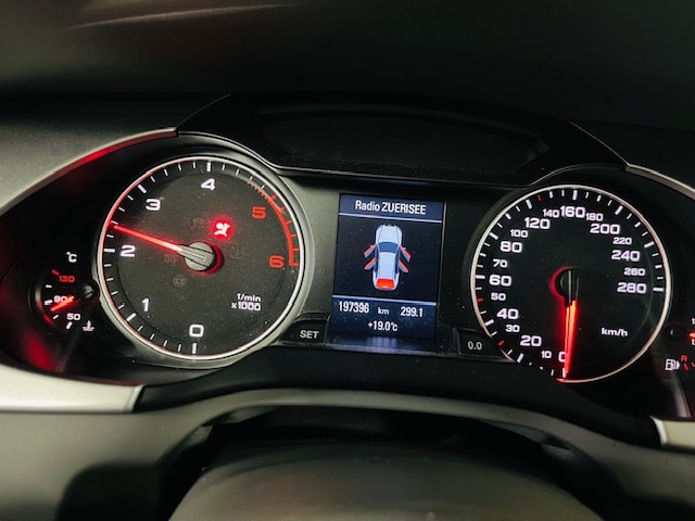 AUDI A4 Avant 2.0 TDI-image-9