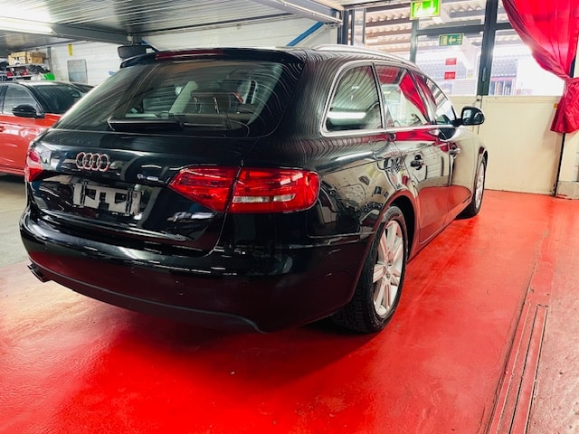 AUDI A4 Avant 2.0 TDI-image-2
