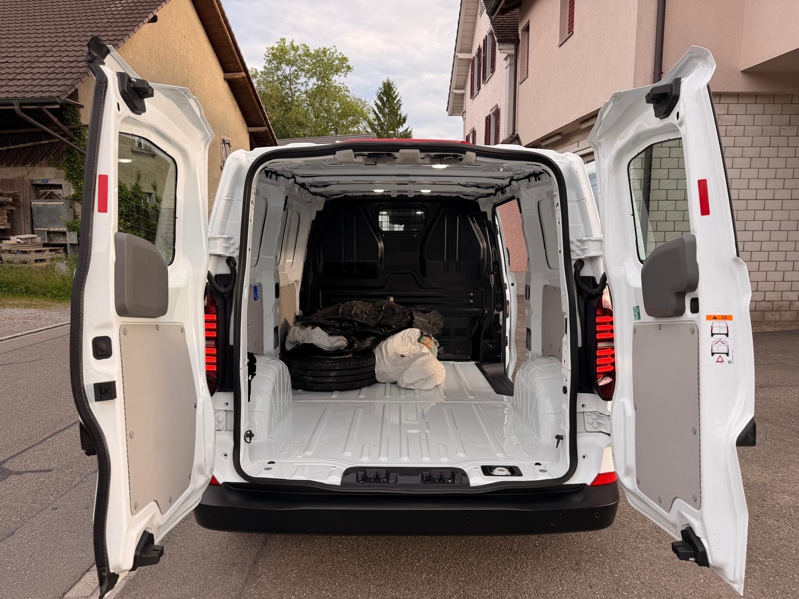 VW Transporter 2.0 TDI-image-13