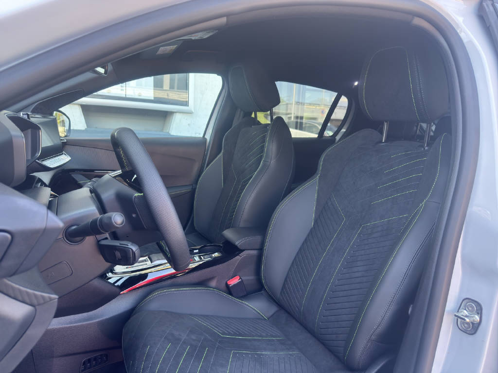 PEUGEOT 208 1.2 Hybrid 145 GT Exclusive-image-4