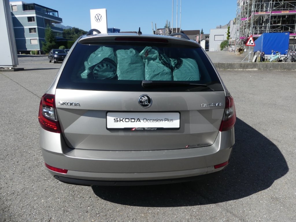 SKODA Octavia Combi 1.8 TSI Clever DSG-image-2