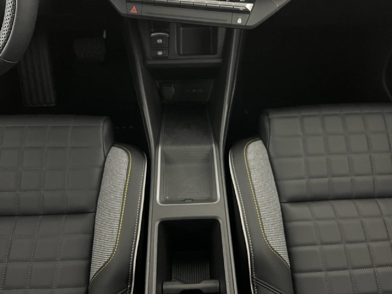 RENAULT R4 E-Tech Comfort Range iconic-image-13
