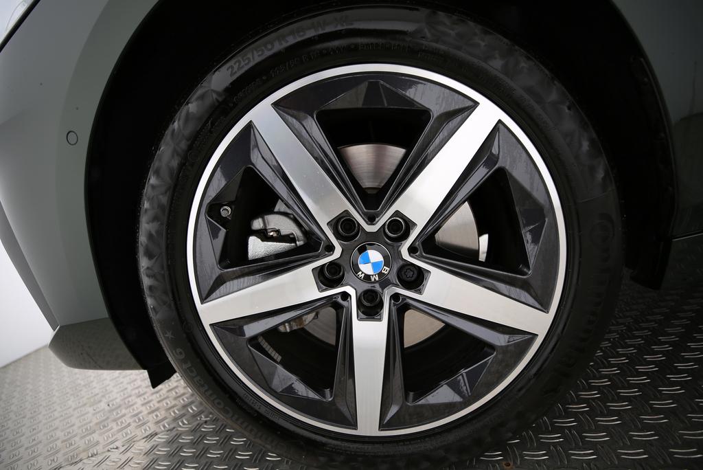 BMW 223i xDrive Active Tourer-image-4