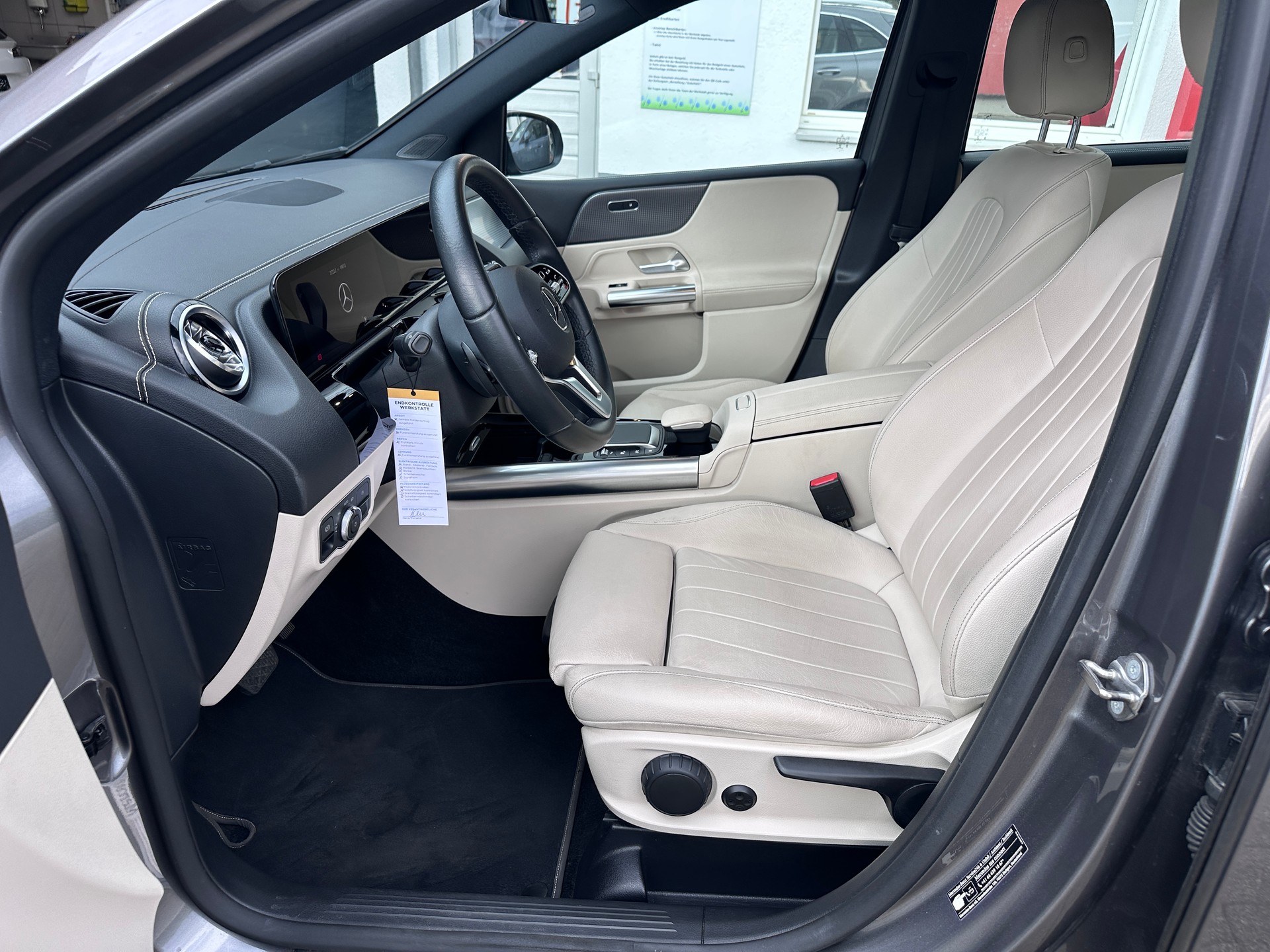 MERCEDES-BENZ B 250 4Matic AMG Line-image-10