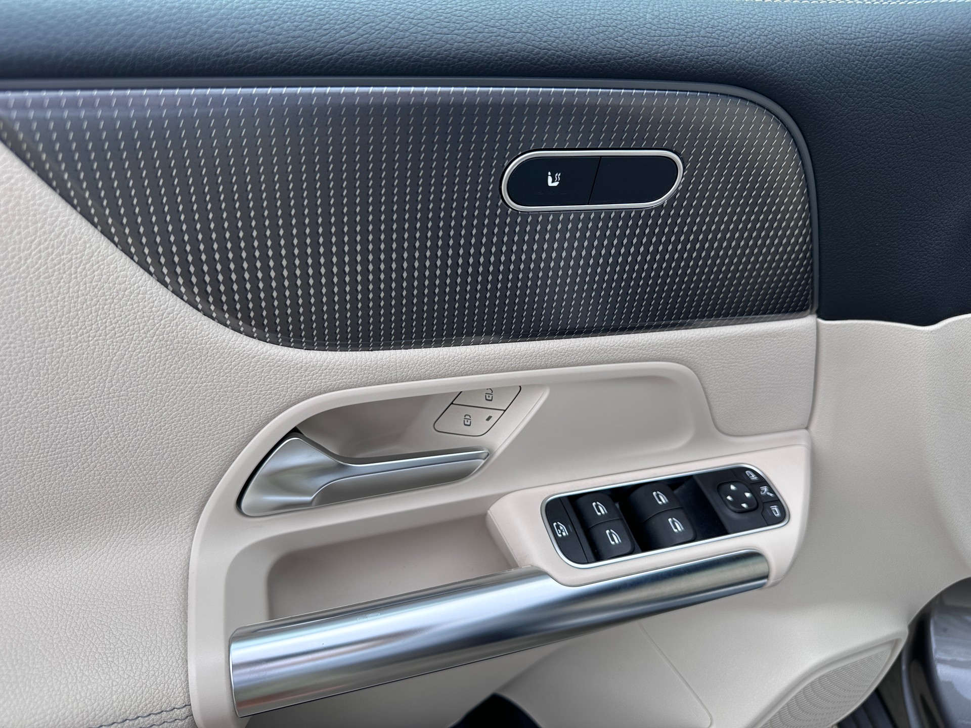 MERCEDES-BENZ B 250 4Matic AMG Line-image-11