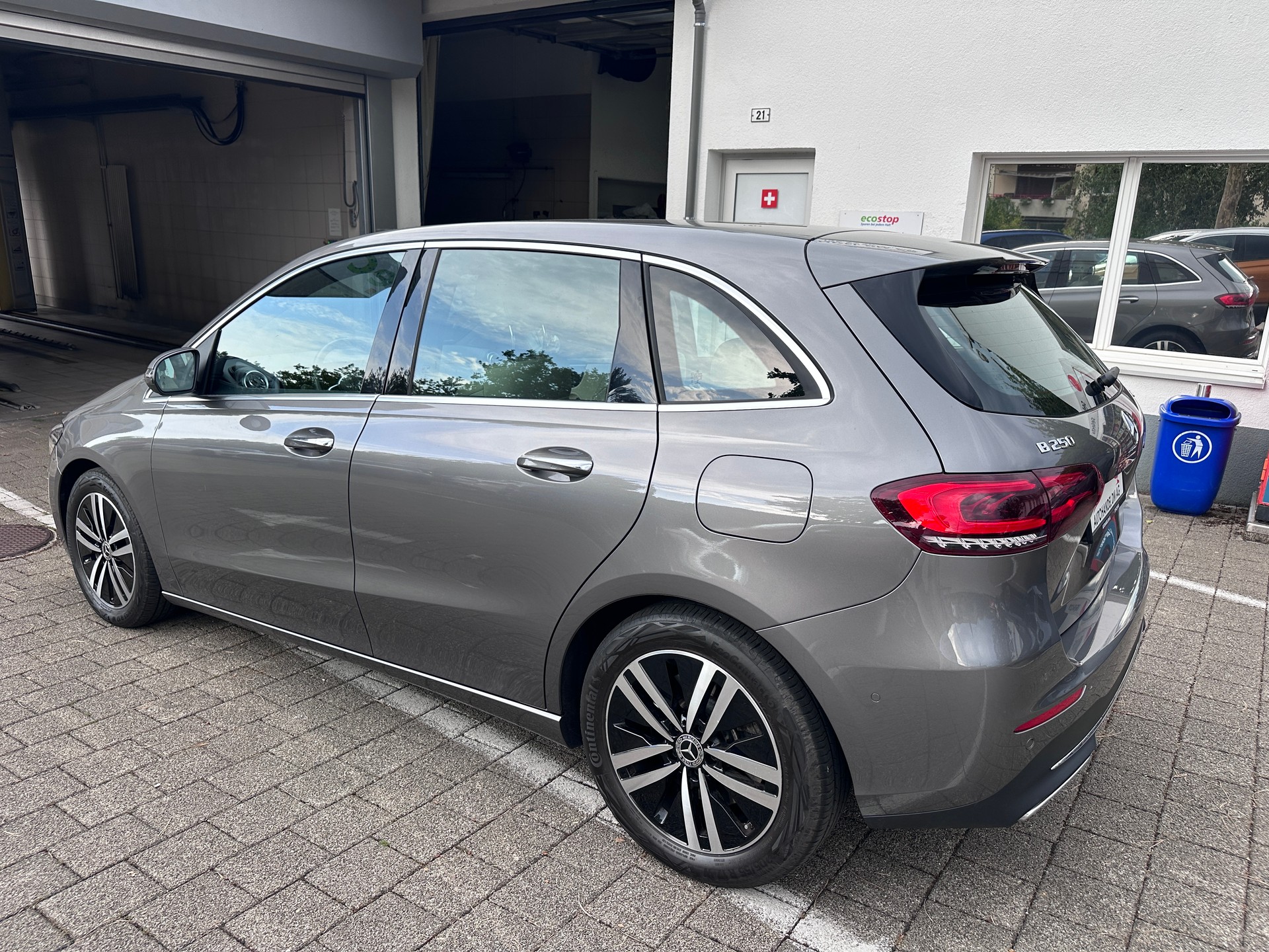 MERCEDES-BENZ B 250 4Matic AMG Line-image-3
