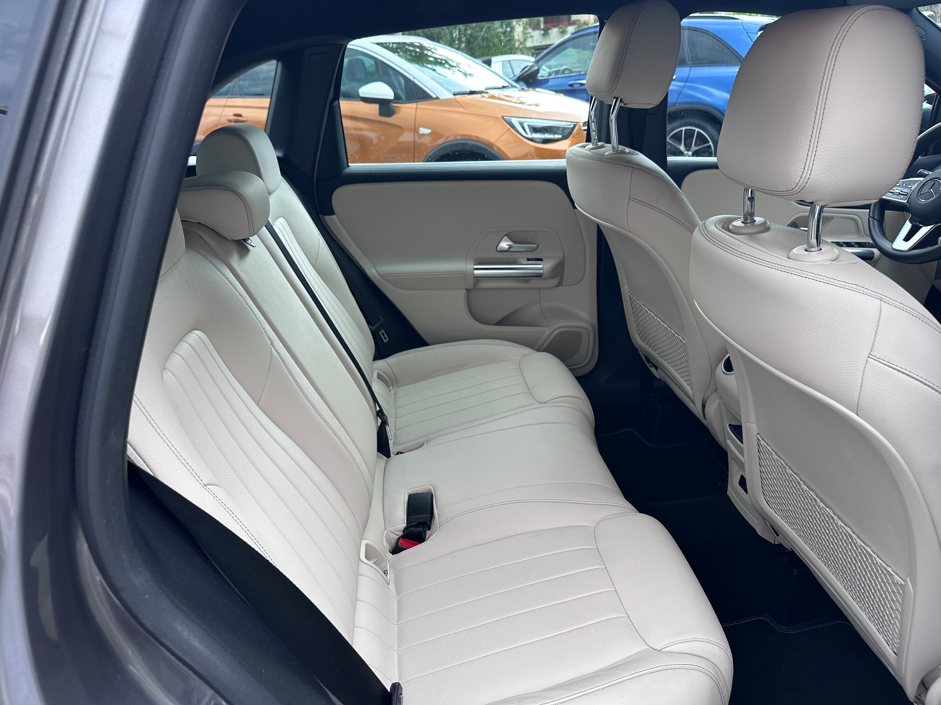 MERCEDES-BENZ B 250 4Matic AMG Line-image-16
