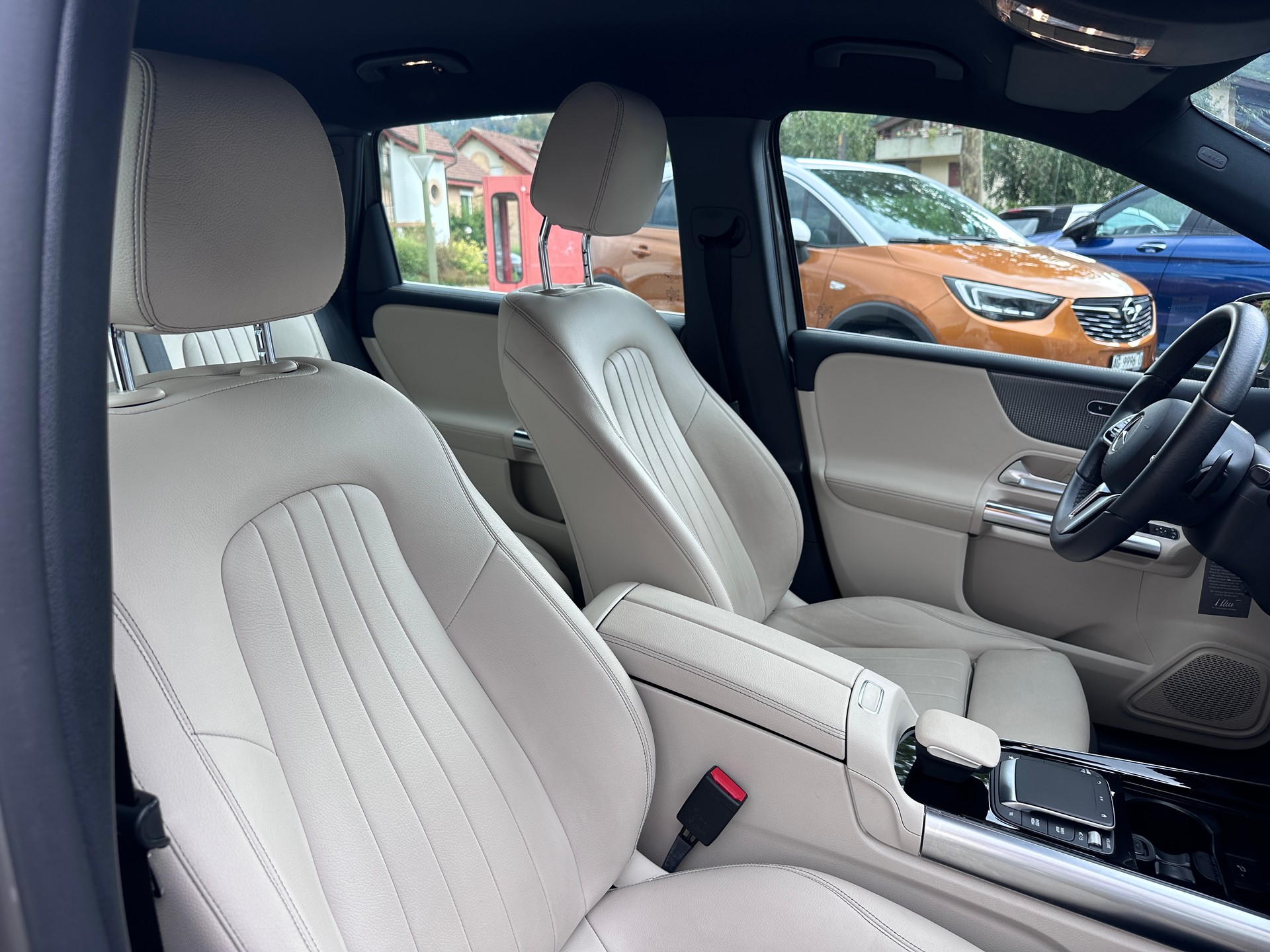 MERCEDES-BENZ B 250 4Matic AMG Line-image-14