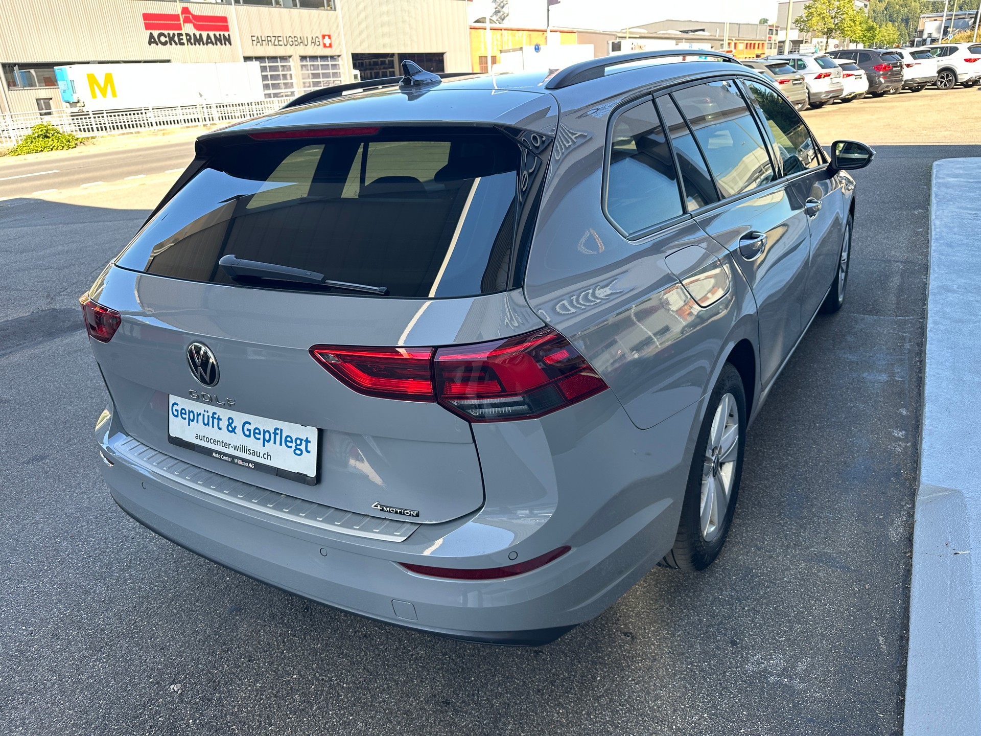 VW Golf Variant 2.0 TDI Life DSG 4Motion-image-16