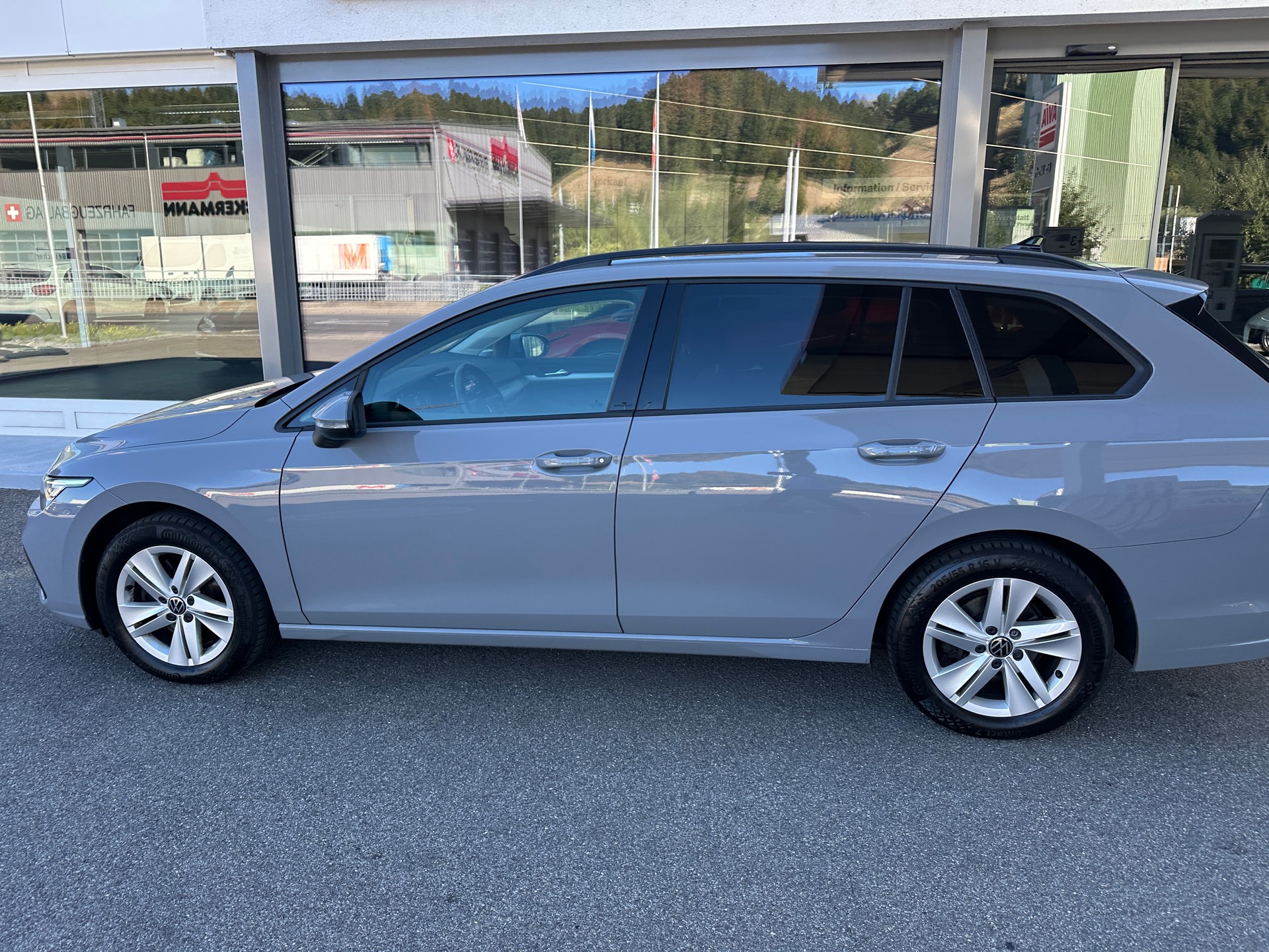 VW Golf Variant 2.0 TDI Life DSG 4Motion-image-9