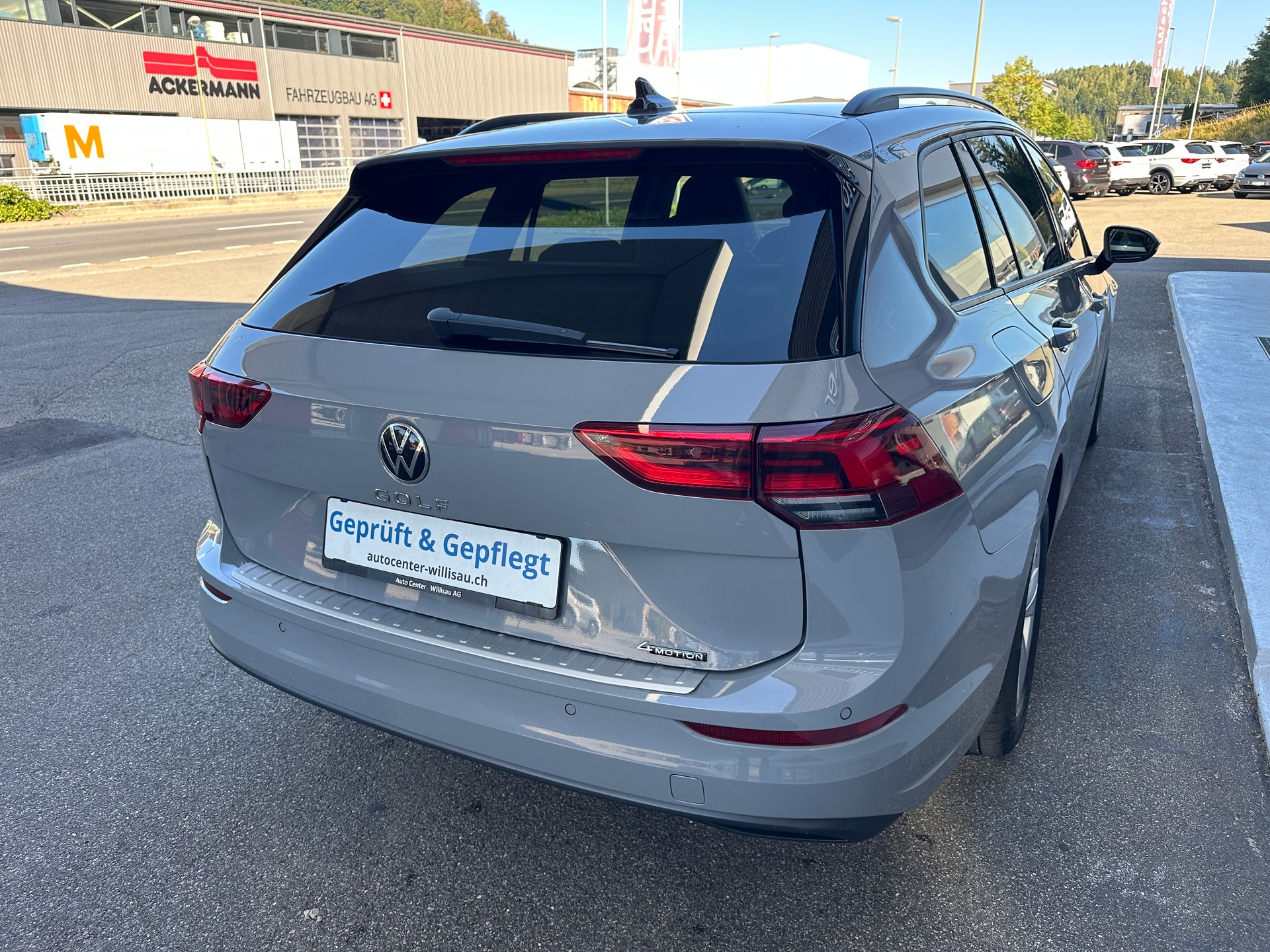 VW Golf Variant 2.0 TDI Life DSG 4Motion-image-5