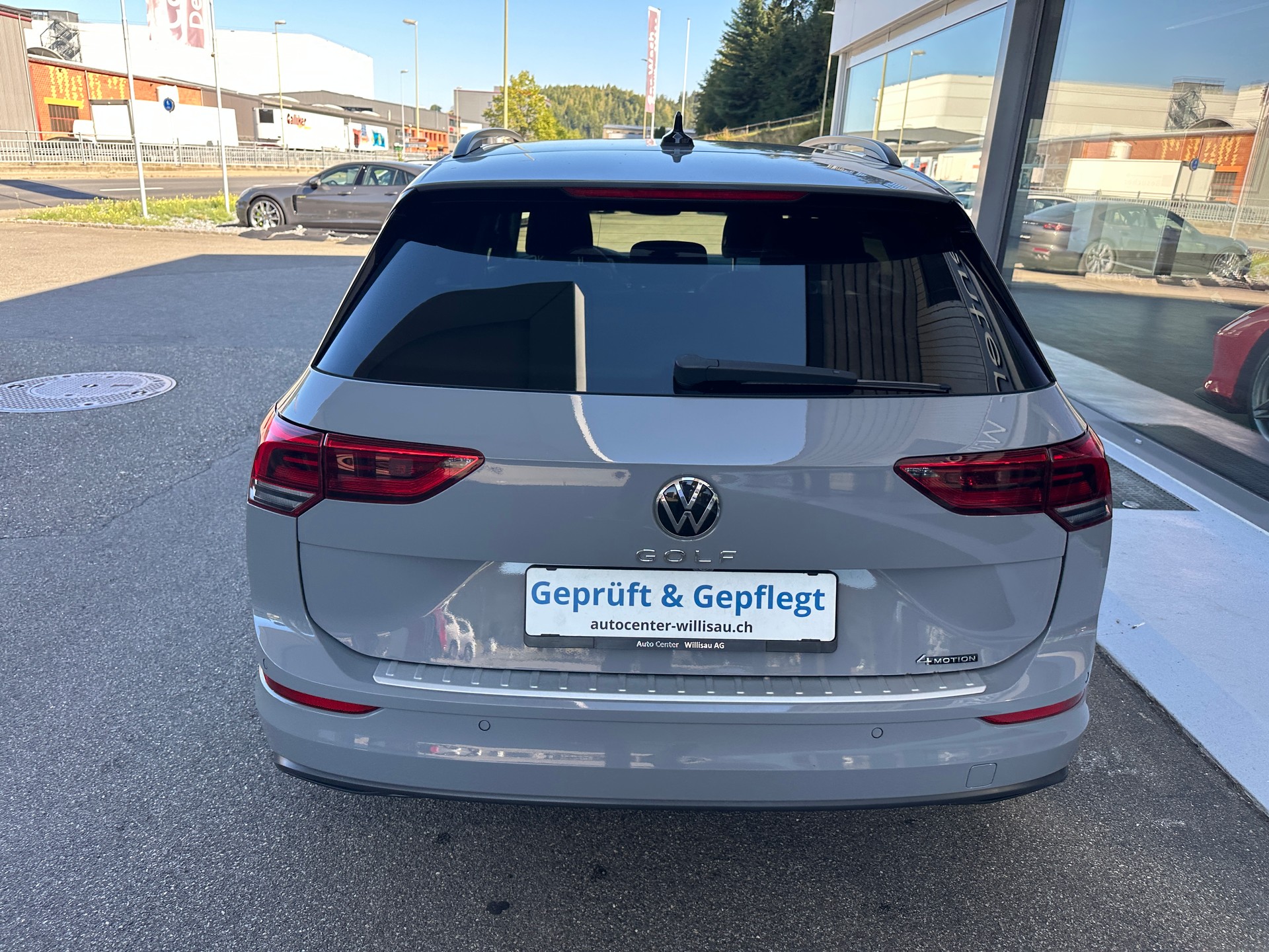 VW Golf Variant 2.0 TDI Life DSG 4Motion-image-6