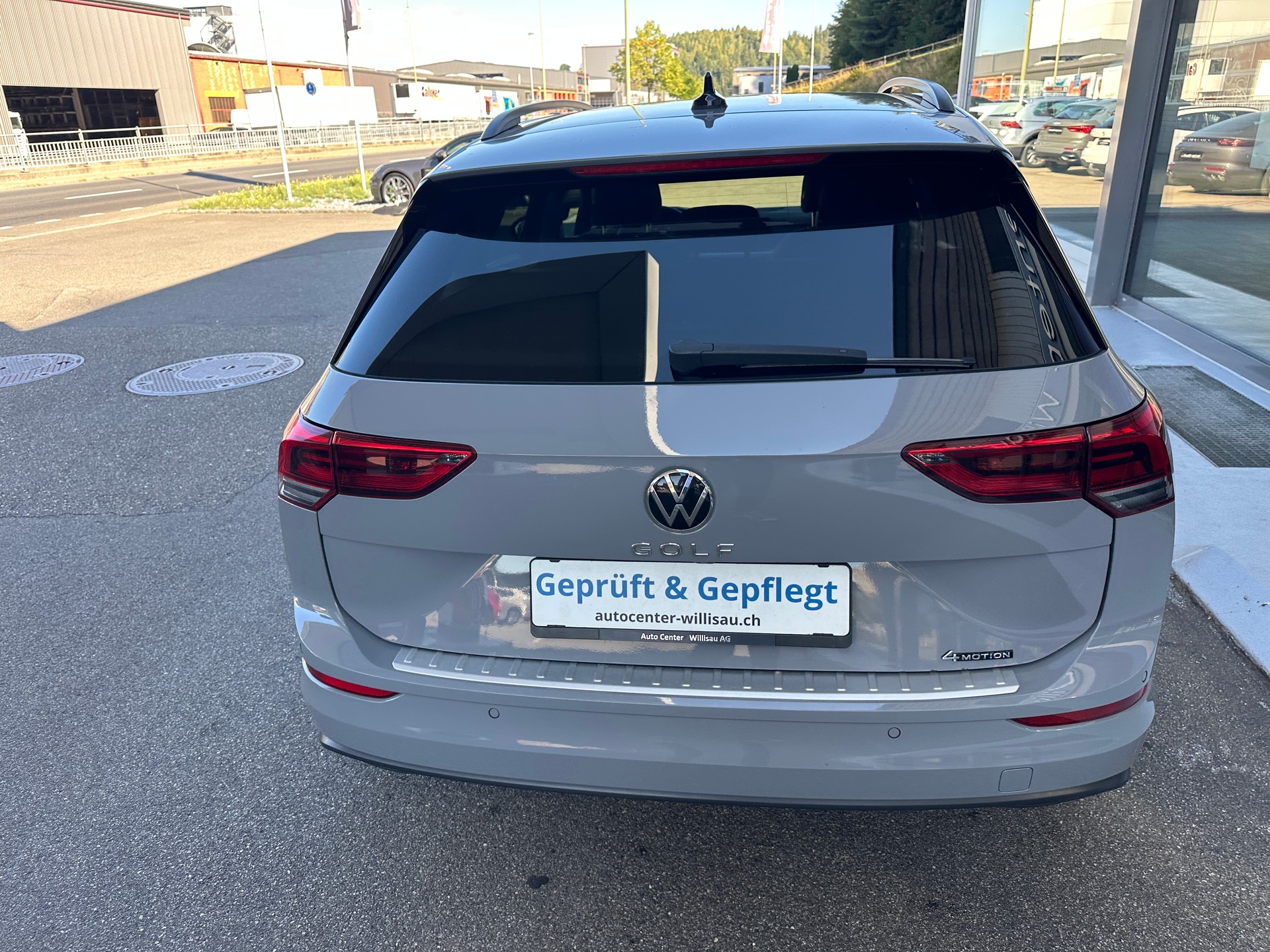 VW Golf Variant 2.0 TDI Life DSG 4Motion-image-15