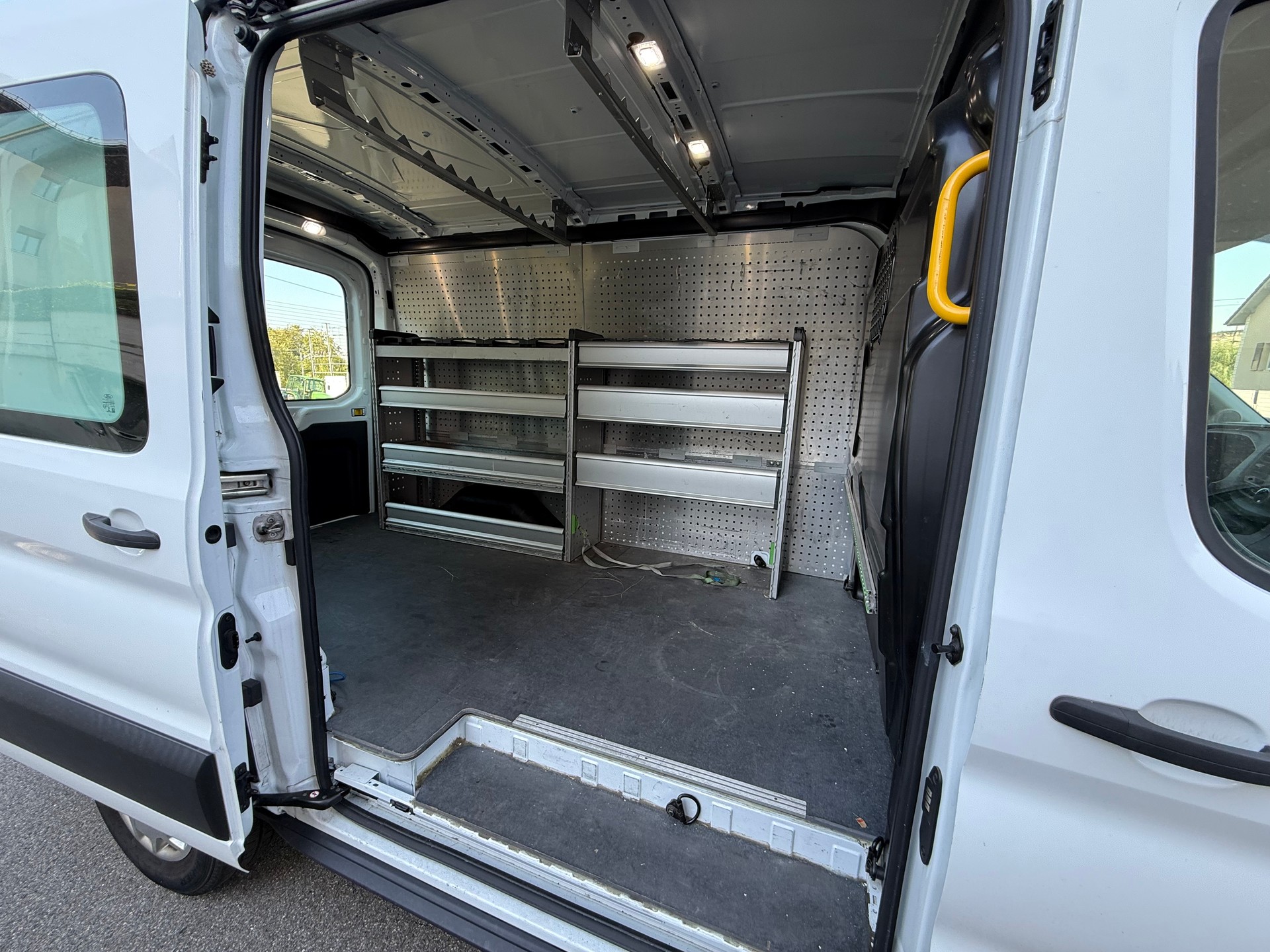 FORD Transit Van 350 L2 Trend 2.0 TDCi 130 4WD-image-9