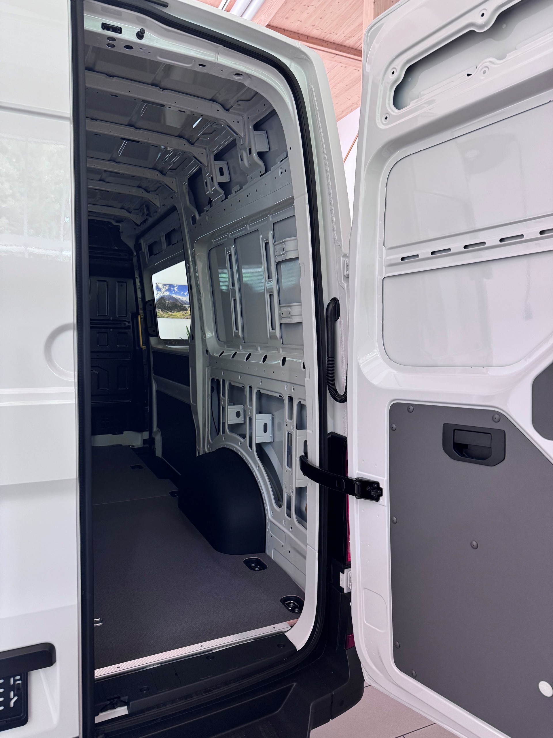 VW Crafter 35 Kaw. 3640 2.0 TDI 140 Entry-image-3