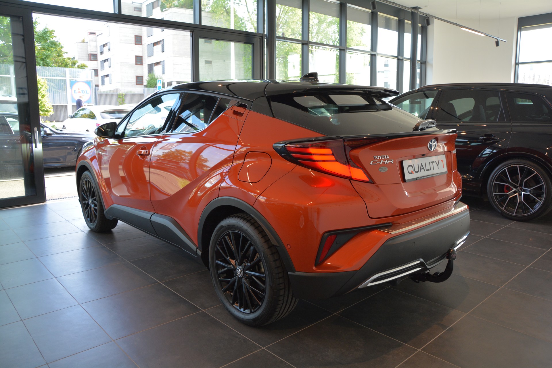 TOYOTA C-HR 2.0 HSD CVT Premium-showroom-element-3