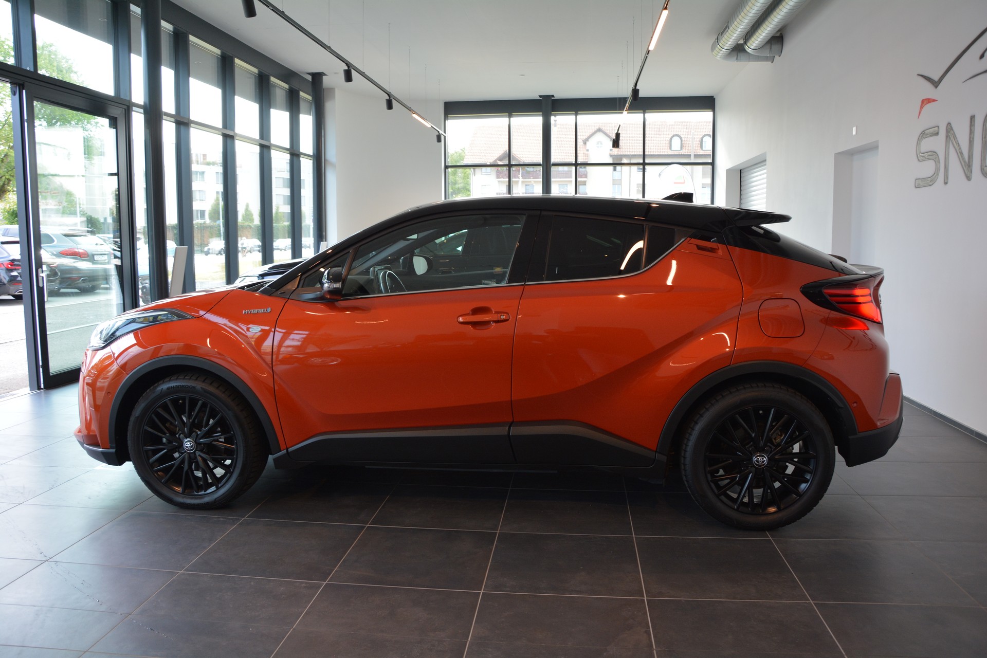 TOYOTA C-HR 2.0 HSD CVT Premium-showroom-element-2