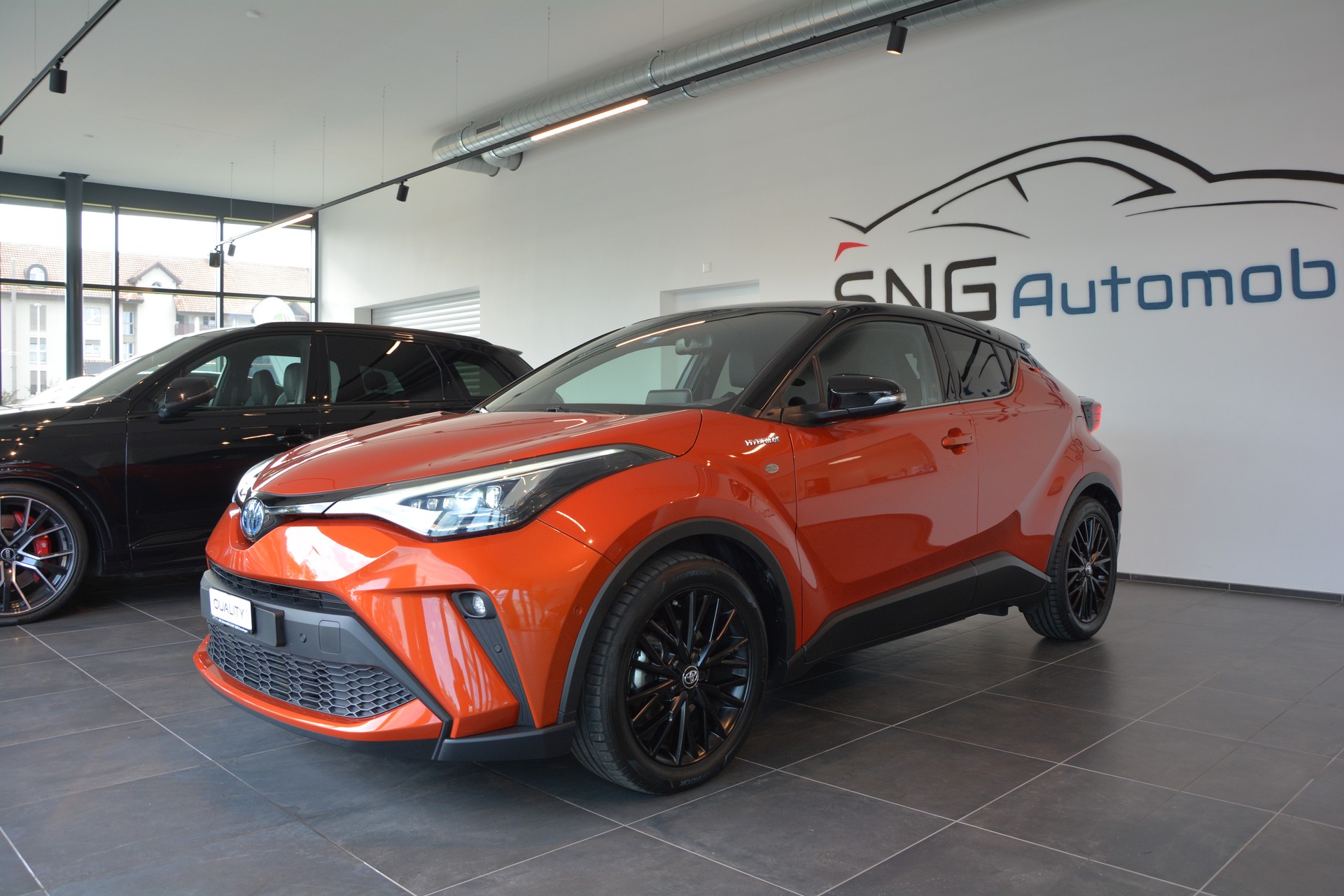 TOYOTA C-HR 2.0 HSD CVT Premium-showroom-element-1