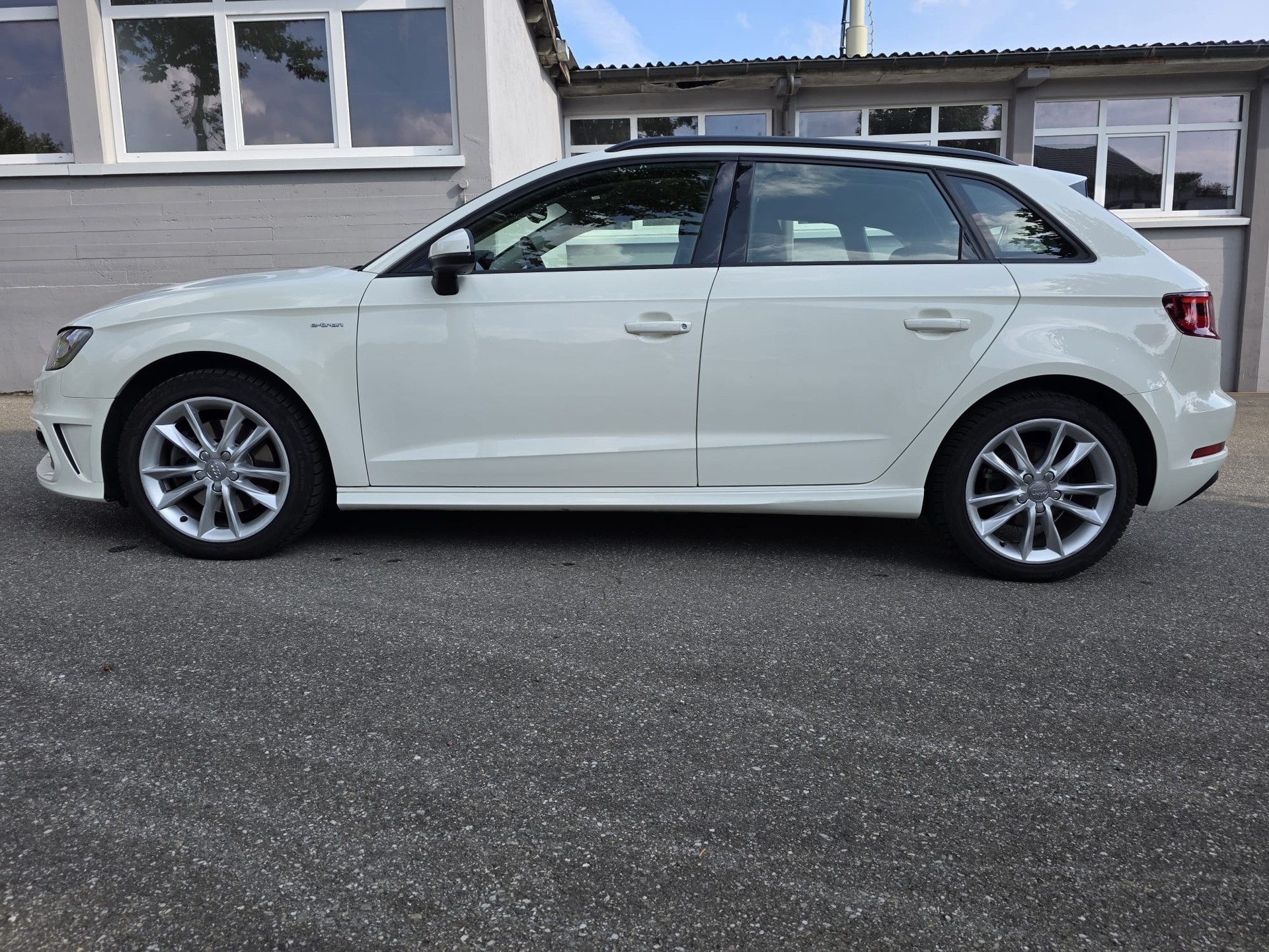 AUDI A3 Sportback 1.4 e-tron Attraction S-tronic-image-12