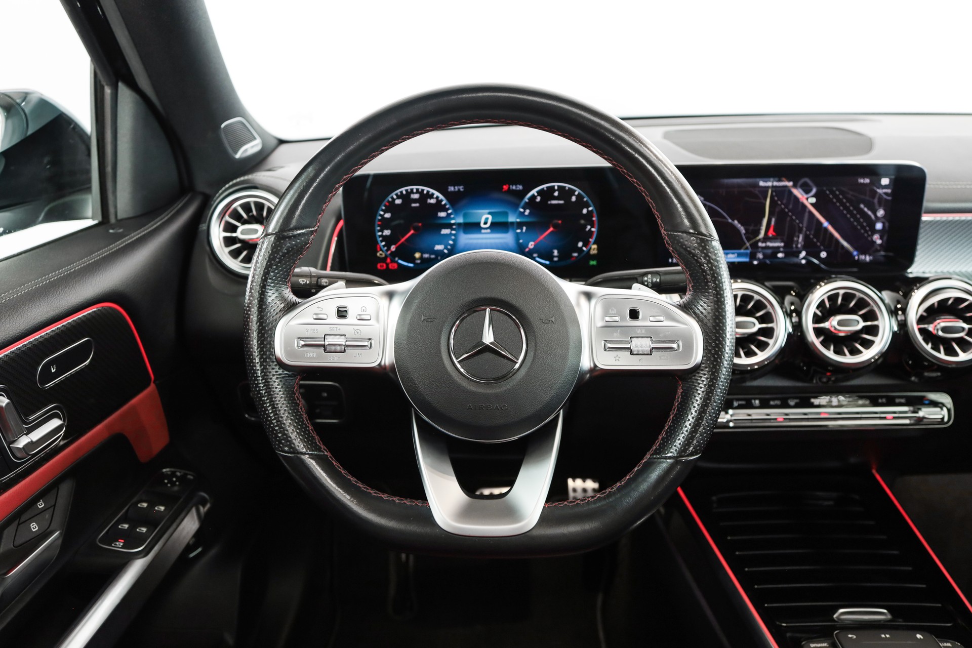 MERCEDES-BENZ GLB 250 4Matic AMG Line Premium Plus * CarPlay * Black Pack * Open Sky-image-8