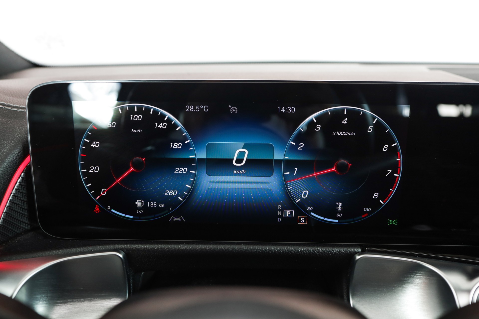 MERCEDES-BENZ GLB 250 4Matic AMG Line Premium Plus * CarPlay * Black Pack * Open Sky-image-23