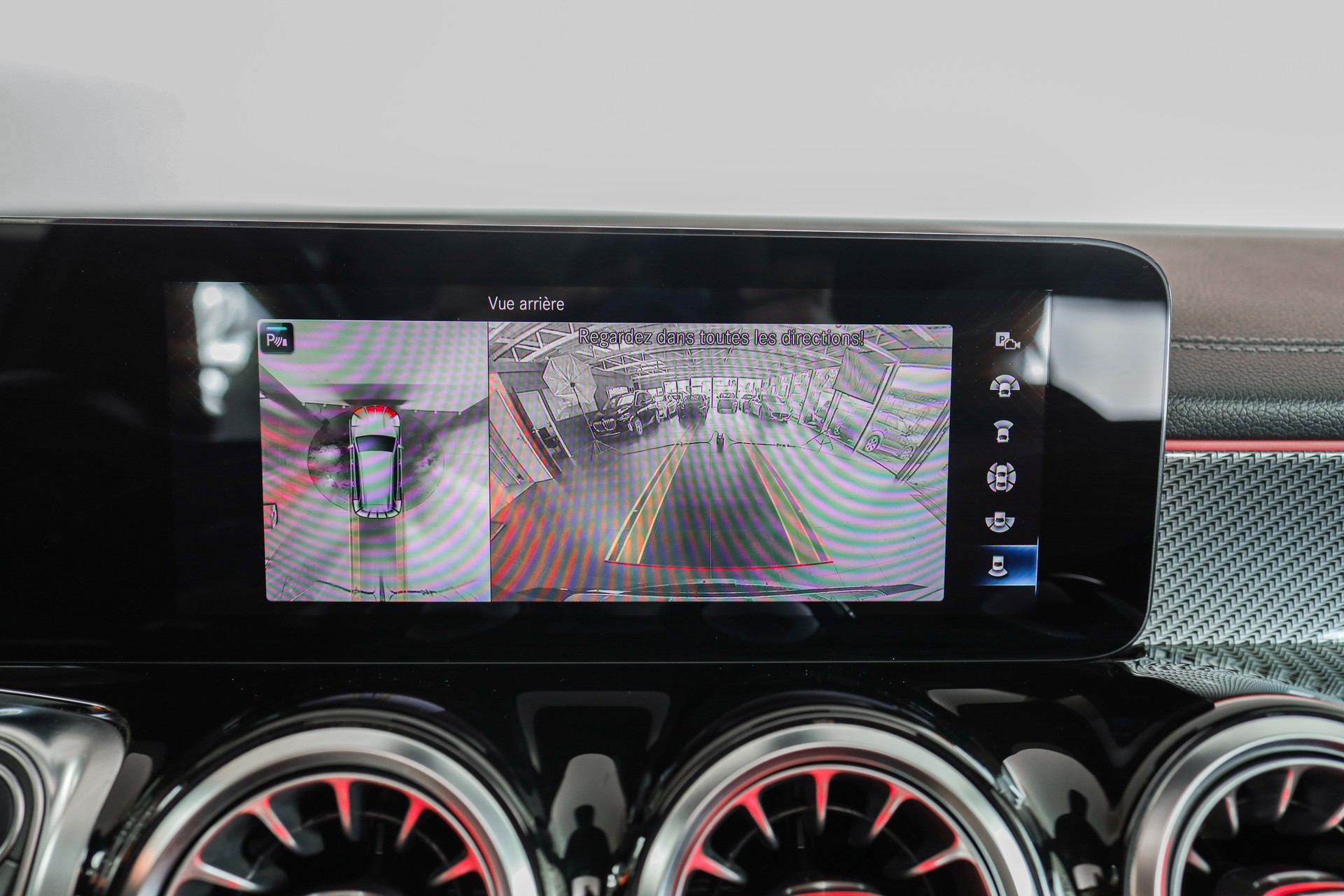 MERCEDES-BENZ GLB 250 4Matic AMG Line Premium Plus * CarPlay * Black Pack * Open Sky-image-15