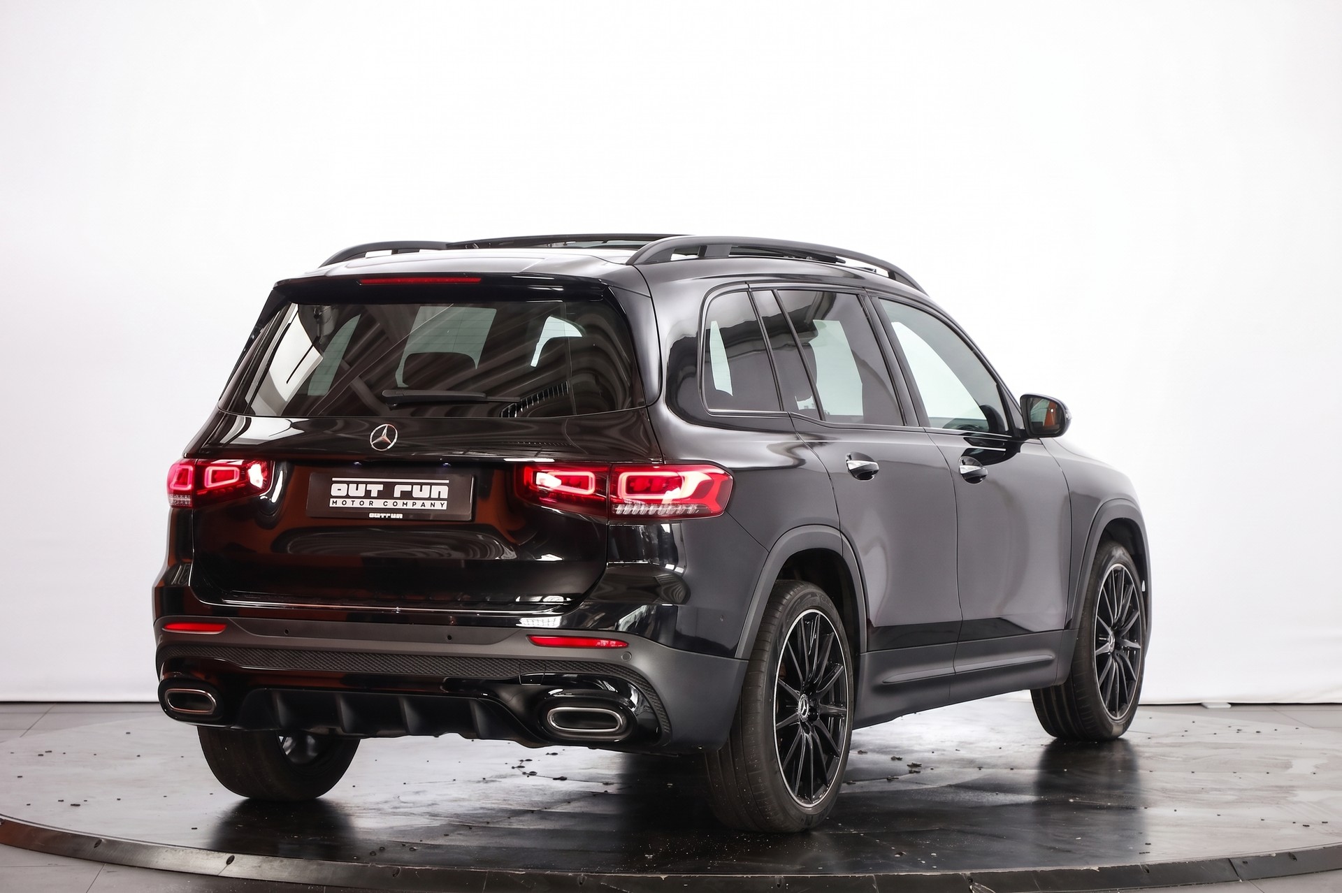 MERCEDES-BENZ GLB 250 4Matic AMG Line Premium Plus * CarPlay * Black Pack * Open Sky-image-3