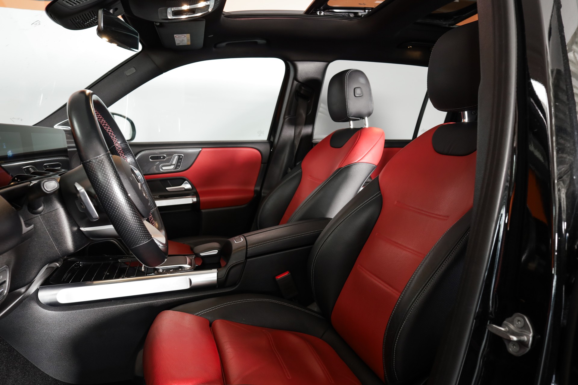 MERCEDES-BENZ GLB 250 4Matic AMG Line Premium Plus * CarPlay * Black Pack * Open Sky-image-9