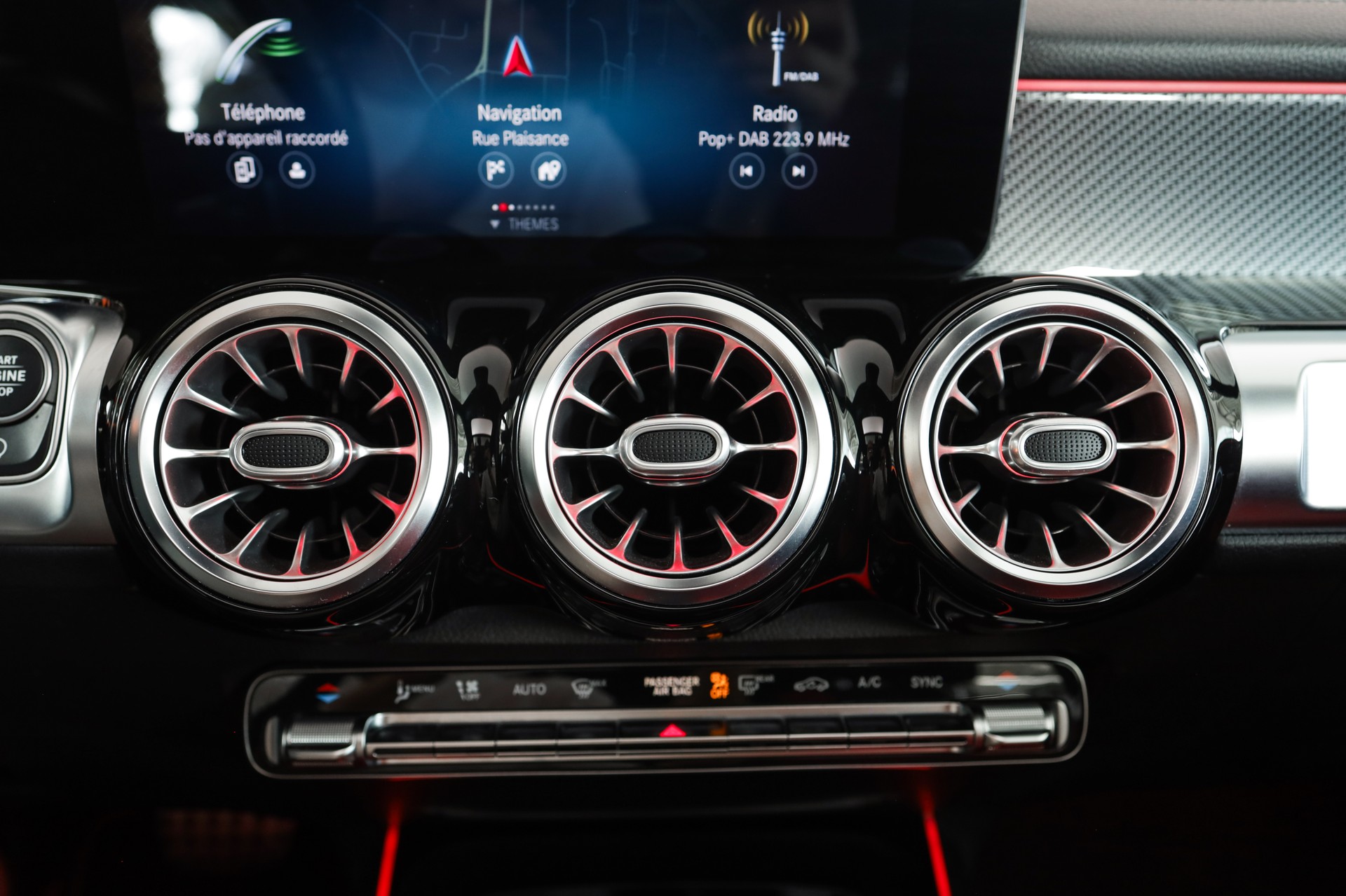 MERCEDES-BENZ GLB 250 4Matic AMG Line Premium Plus * CarPlay * Black Pack * Open Sky-image-22