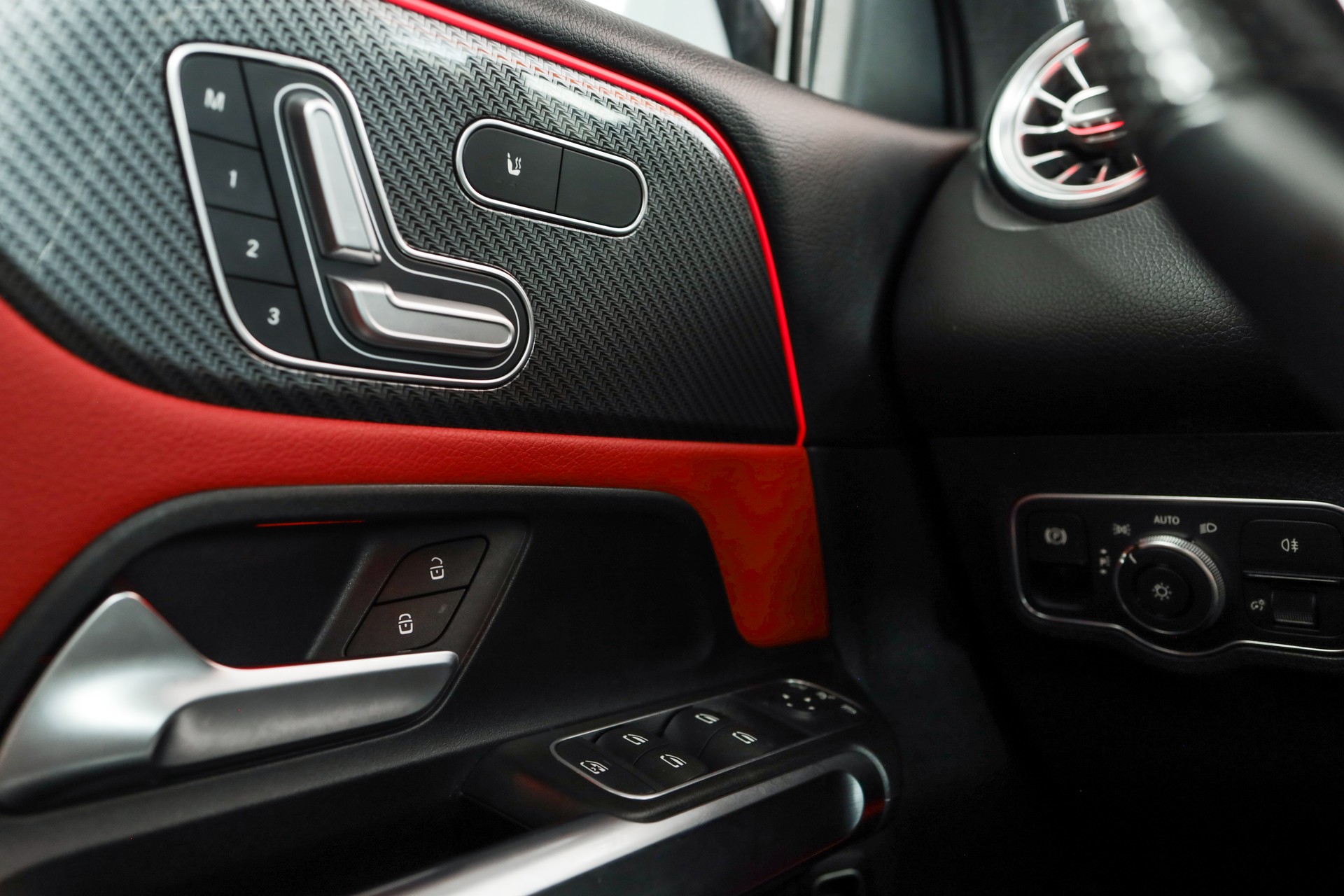 MERCEDES-BENZ GLB 250 4Matic AMG Line Premium Plus * CarPlay * Black Pack * Open Sky-image-25