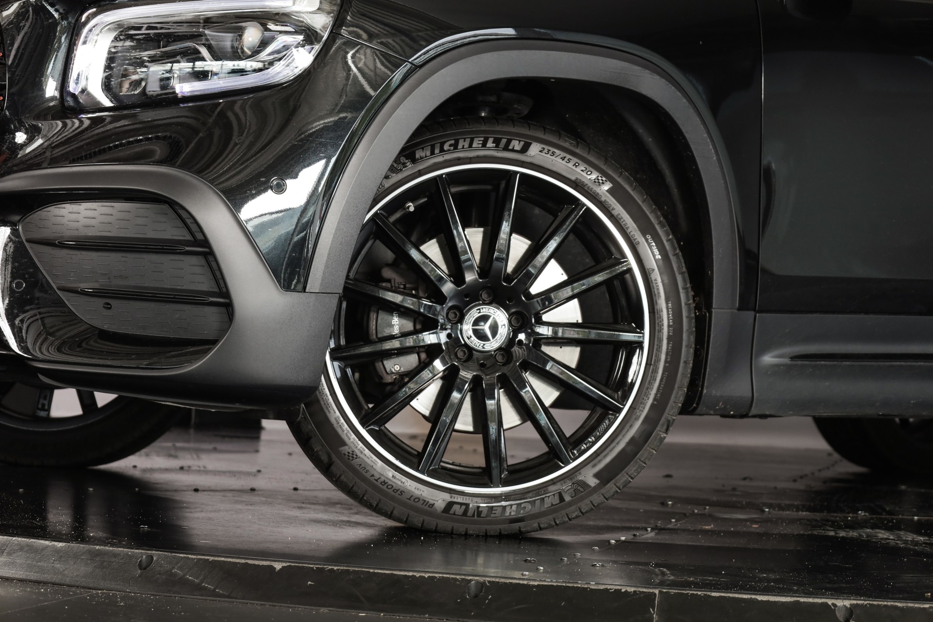 MERCEDES-BENZ GLB 250 4Matic AMG Line Premium Plus * CarPlay * Black Pack * Open Sky-image-5