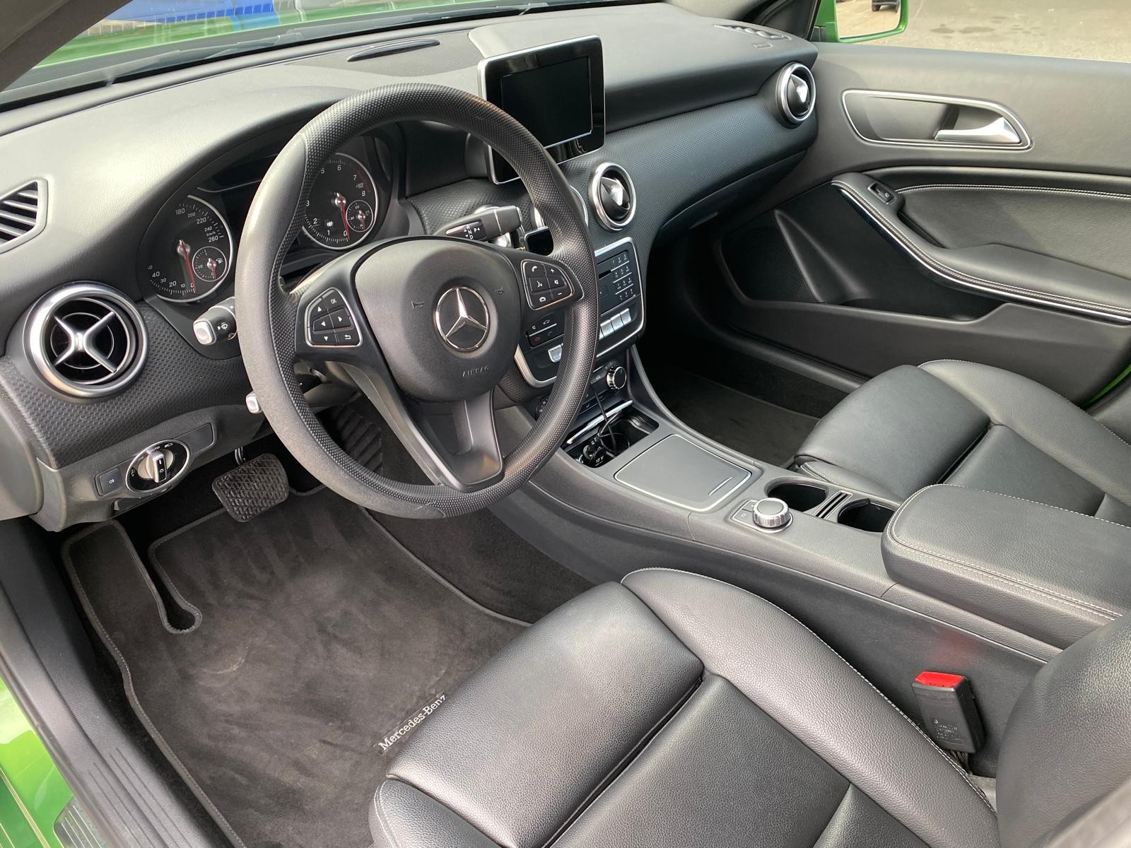 MERCEDES-BENZ A 180 Style 7G-DCT-image-4