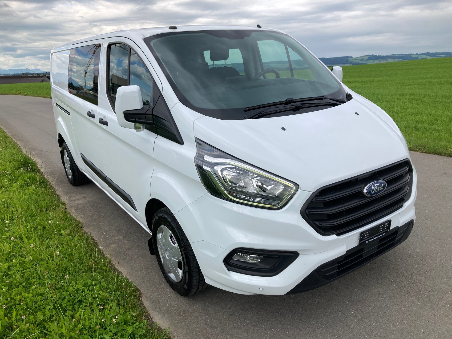 FORD Transit Custom Van 300 L2H1 DK Trend 6 Plätzer mit Anhängerkupplung-image-1