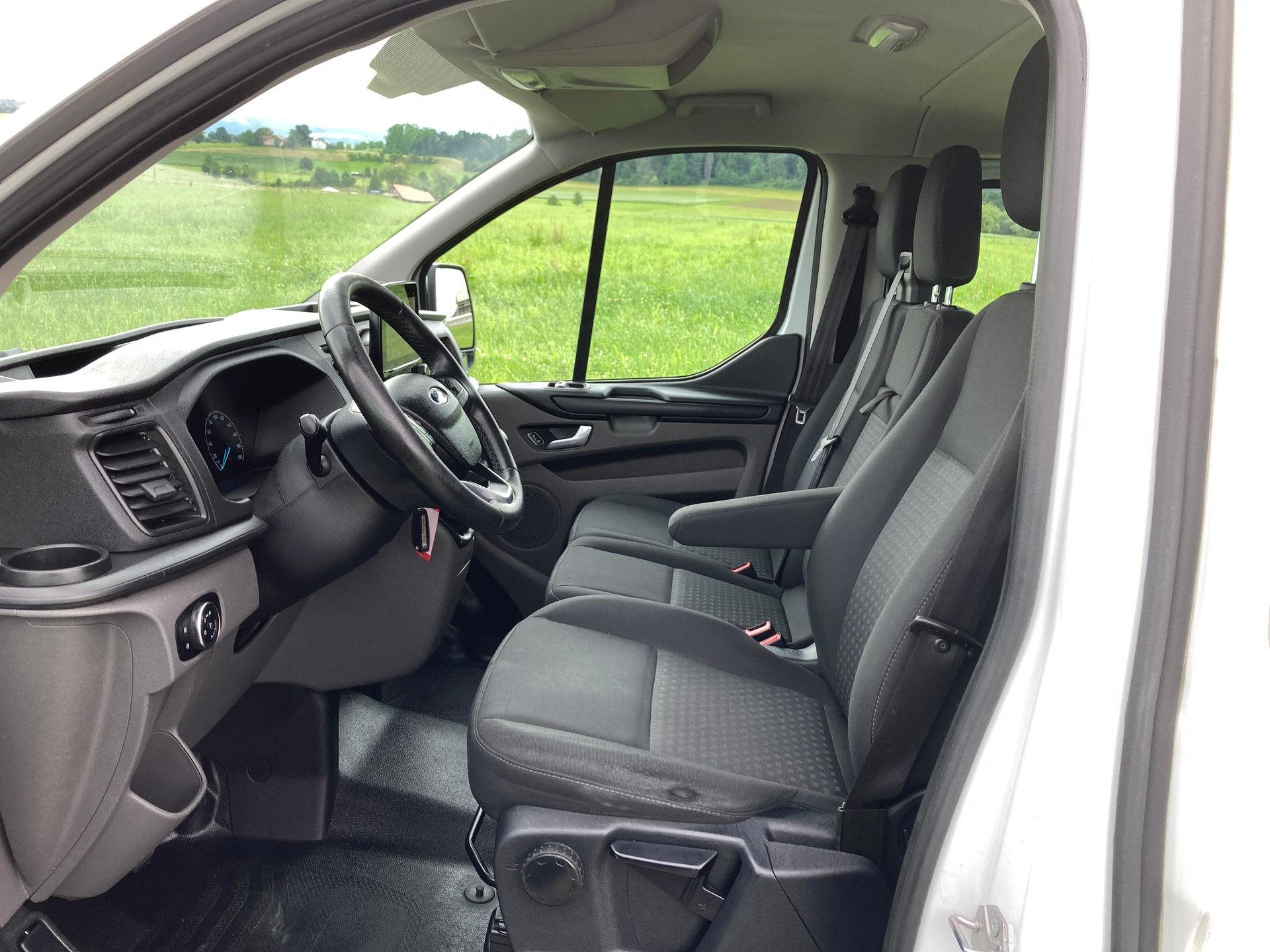 FORD Transit Custom Van 300 L2H1 DK Trend 6 Plätzer mit Anhängerkupplung-image-8