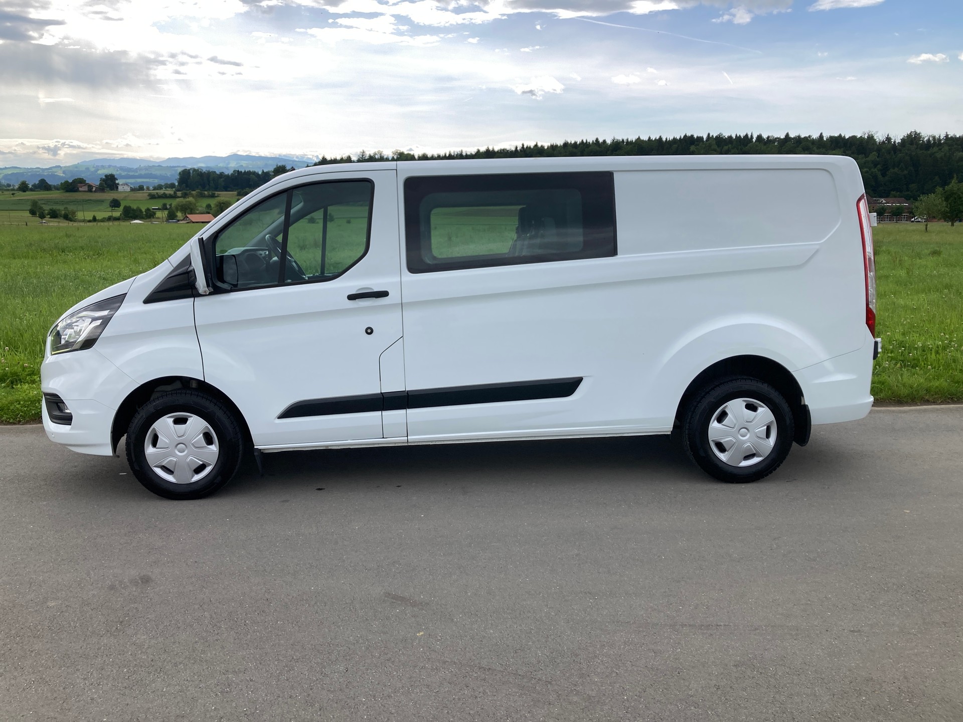 FORD Transit Custom Van 300 L2H1 DK Trend 6 Plätzer mit Anhängerkupplung-image-4