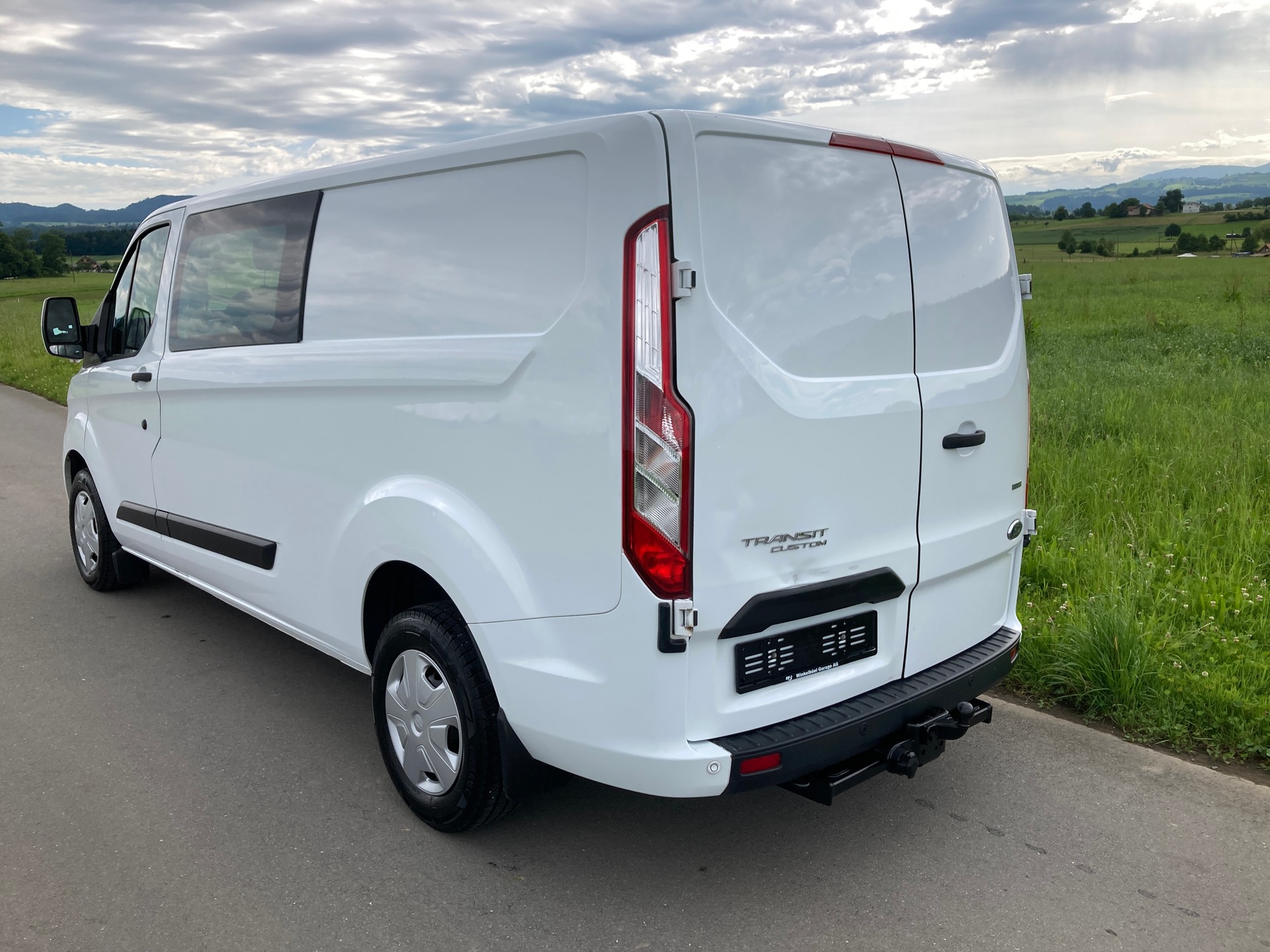 FORD Transit Custom Van 300 L2H1 DK Trend 6 Plätzer mit Anhängerkupplung-image-3