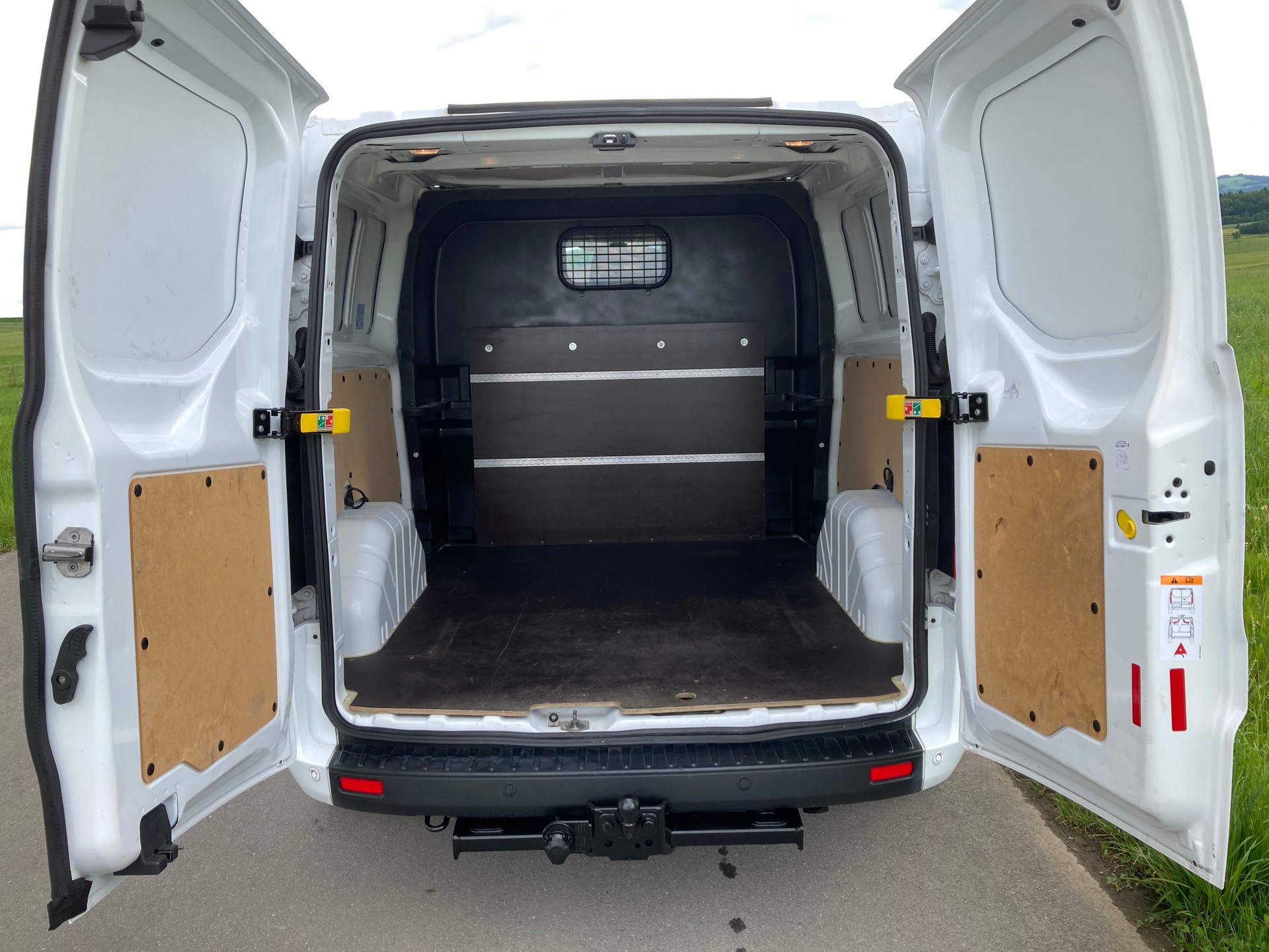 FORD Transit Custom Van 300 L2H1 DK Trend 6 Plätzer mit Anhängerkupplung-image-6