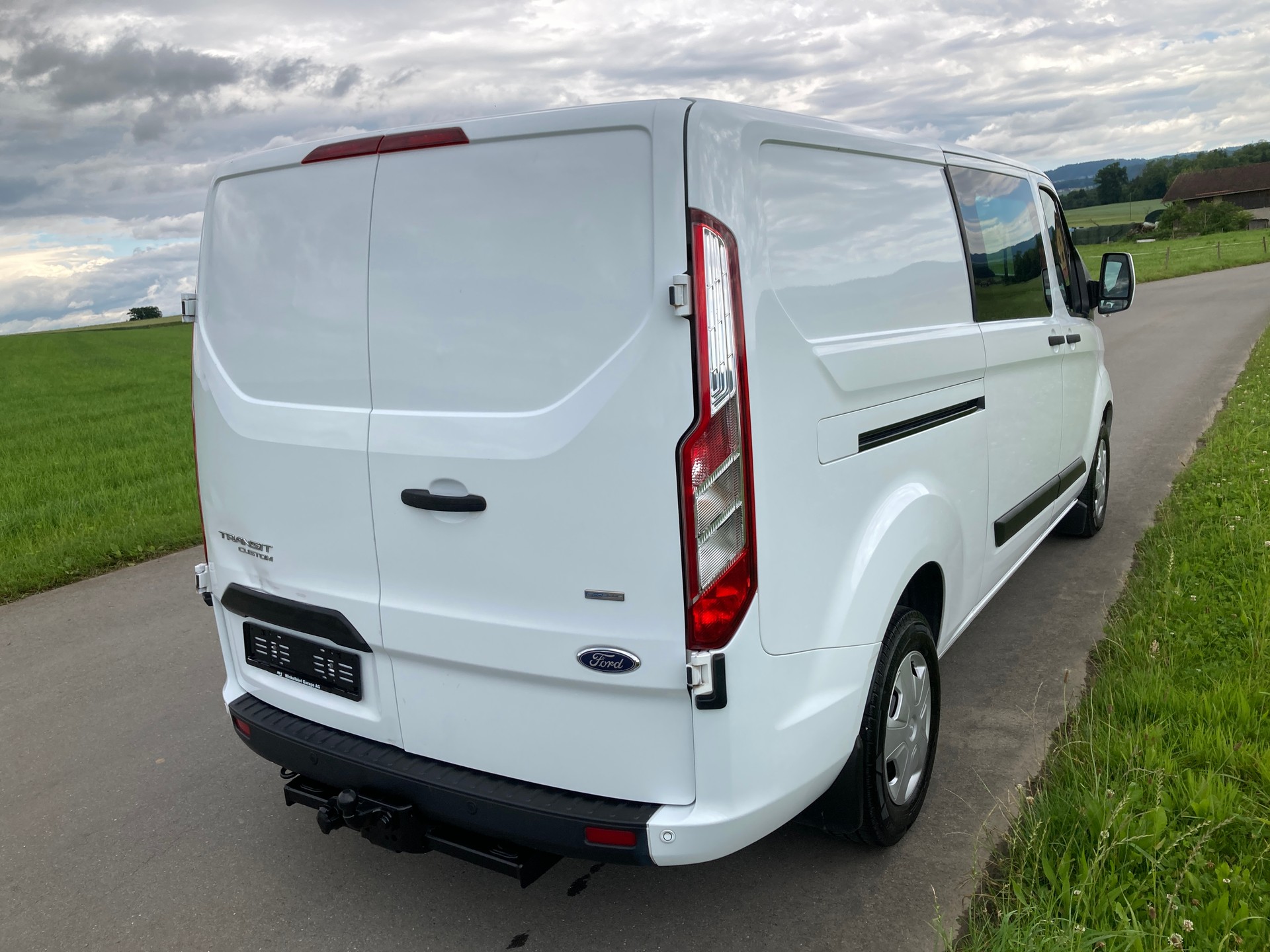 FORD Transit Custom Van 300 L2H1 DK Trend 6 Plätzer mit Anhängerkupplung-image-2