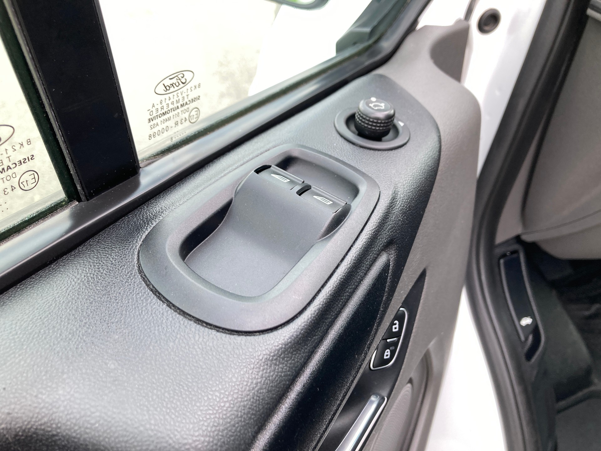 FORD Transit Custom Van 300 L2H1 DK Trend 6 Plätzer mit Anhängerkupplung-image-9