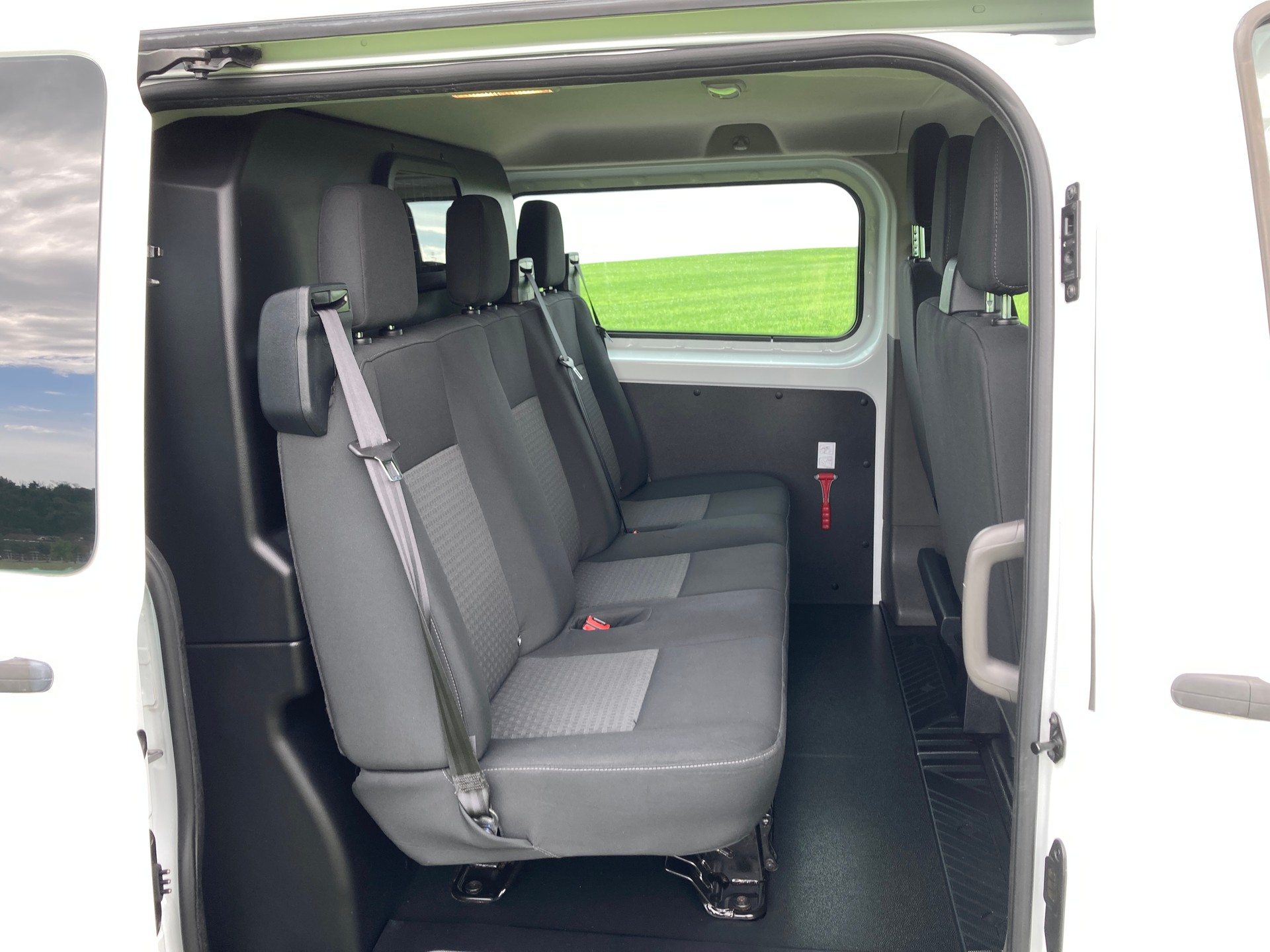 FORD Transit Custom Van 300 L2H1 DK Trend 6 Plätzer mit Anhängerkupplung-image-7