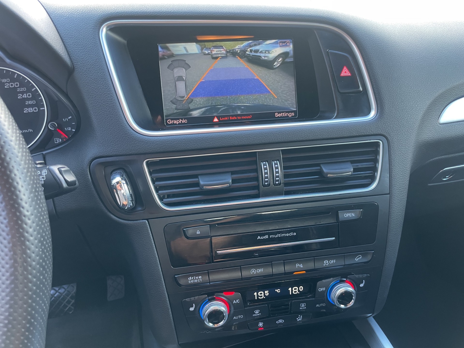 AUDI Q5 2.0 TDI quattro S-Line S-tronic-image-9