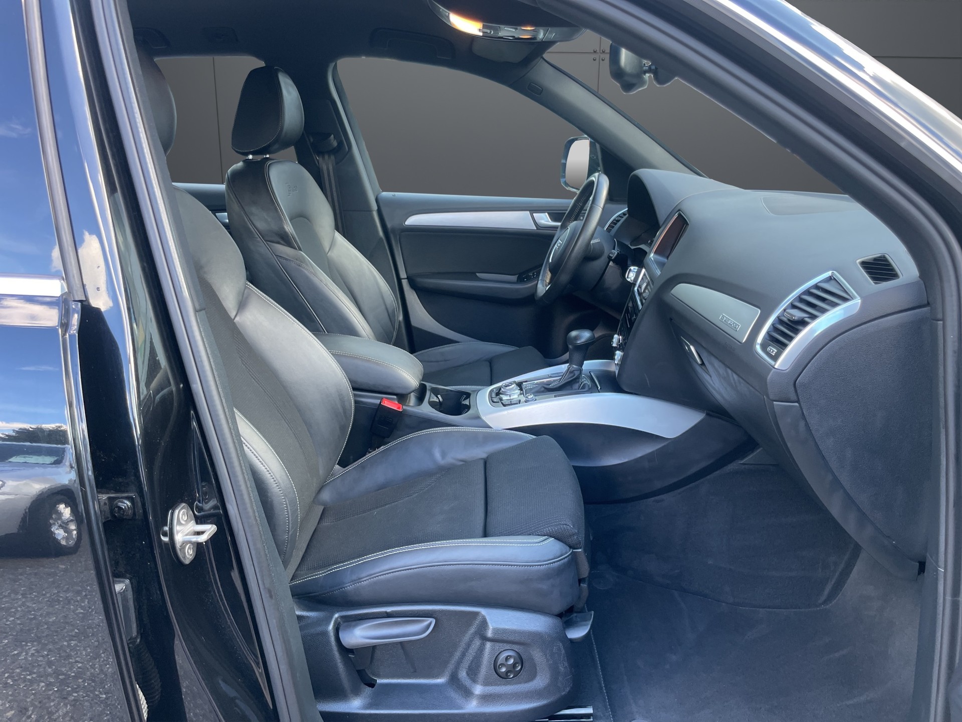 AUDI Q5 2.0 TDI quattro S-Line S-tronic-image-6