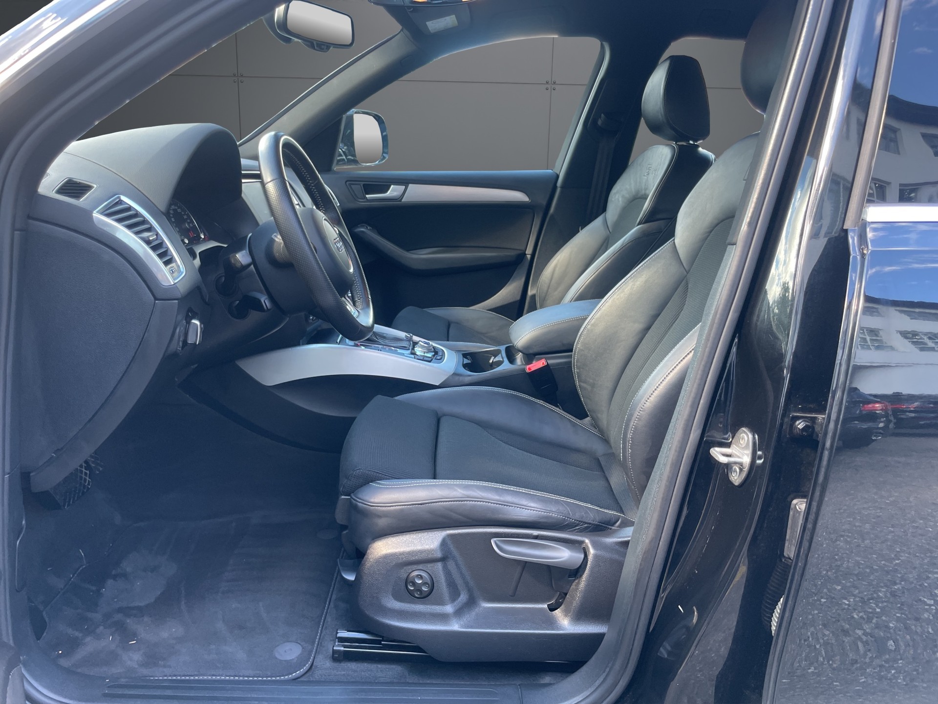AUDI Q5 2.0 TDI quattro S-Line S-tronic-image-5