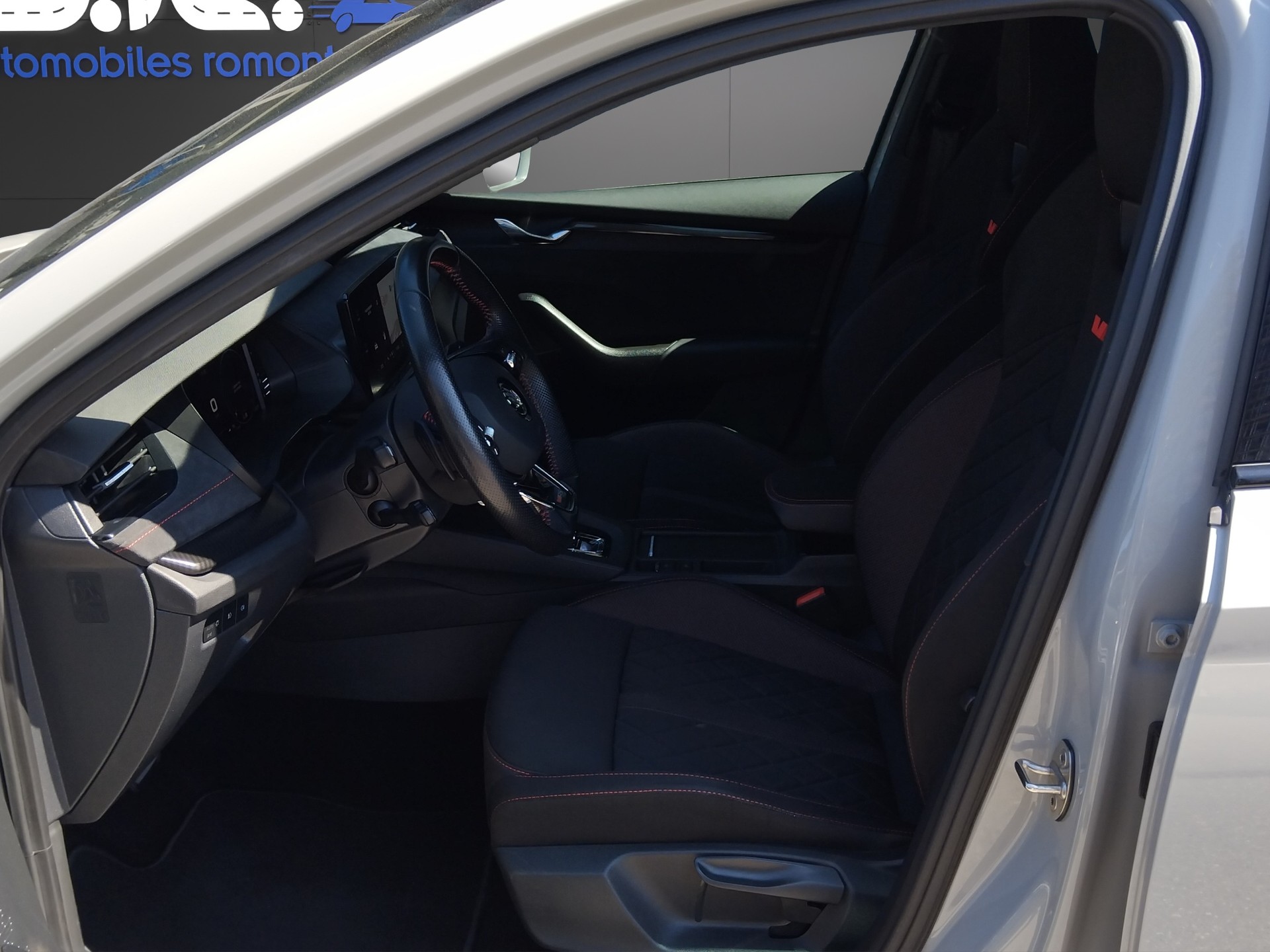 SKODA Octavia Combi 2.0 TSI DSG RS-image-8